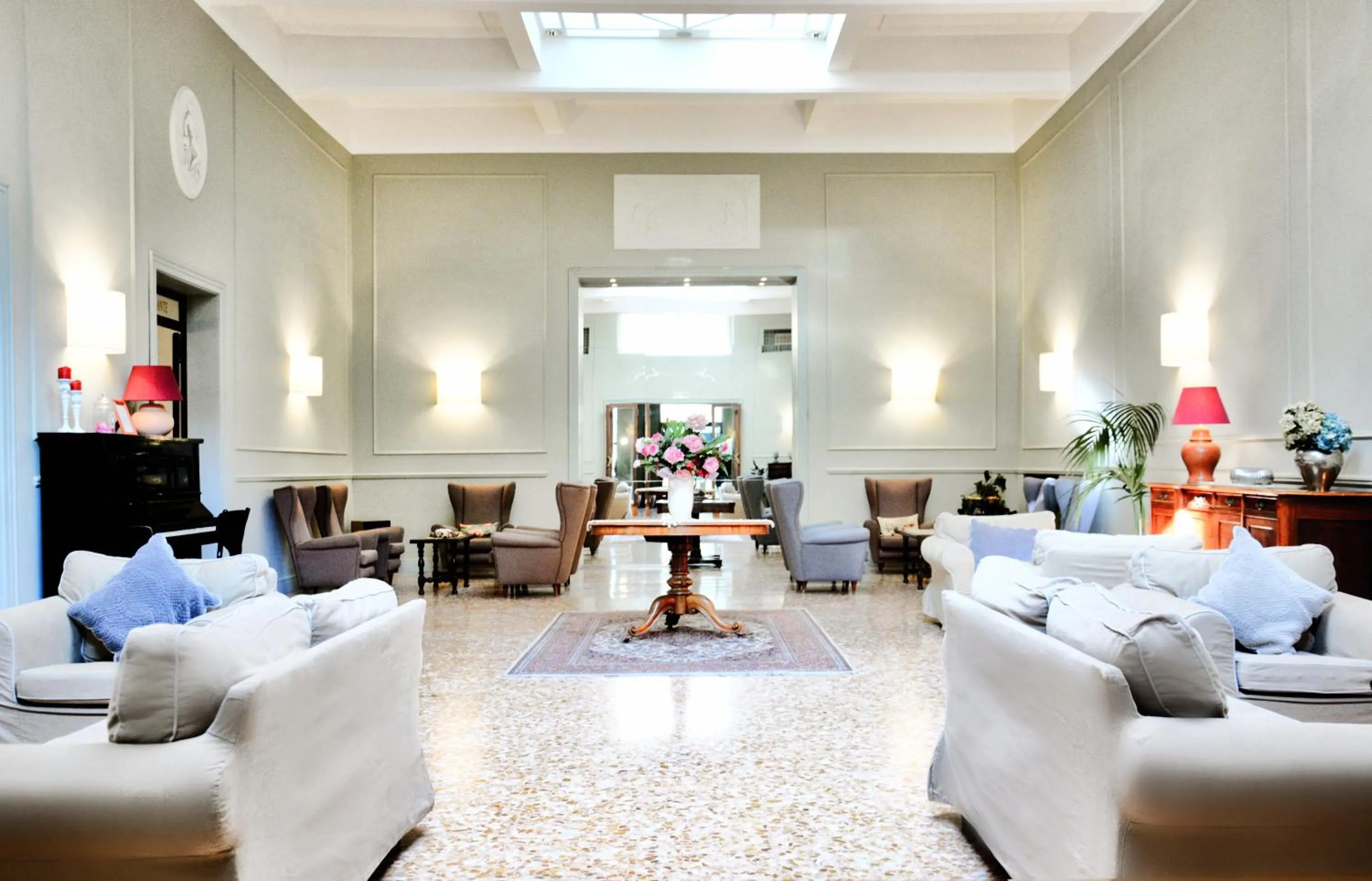 Communal lounge/ TV room in Hotel Touring Wellness & Beauty