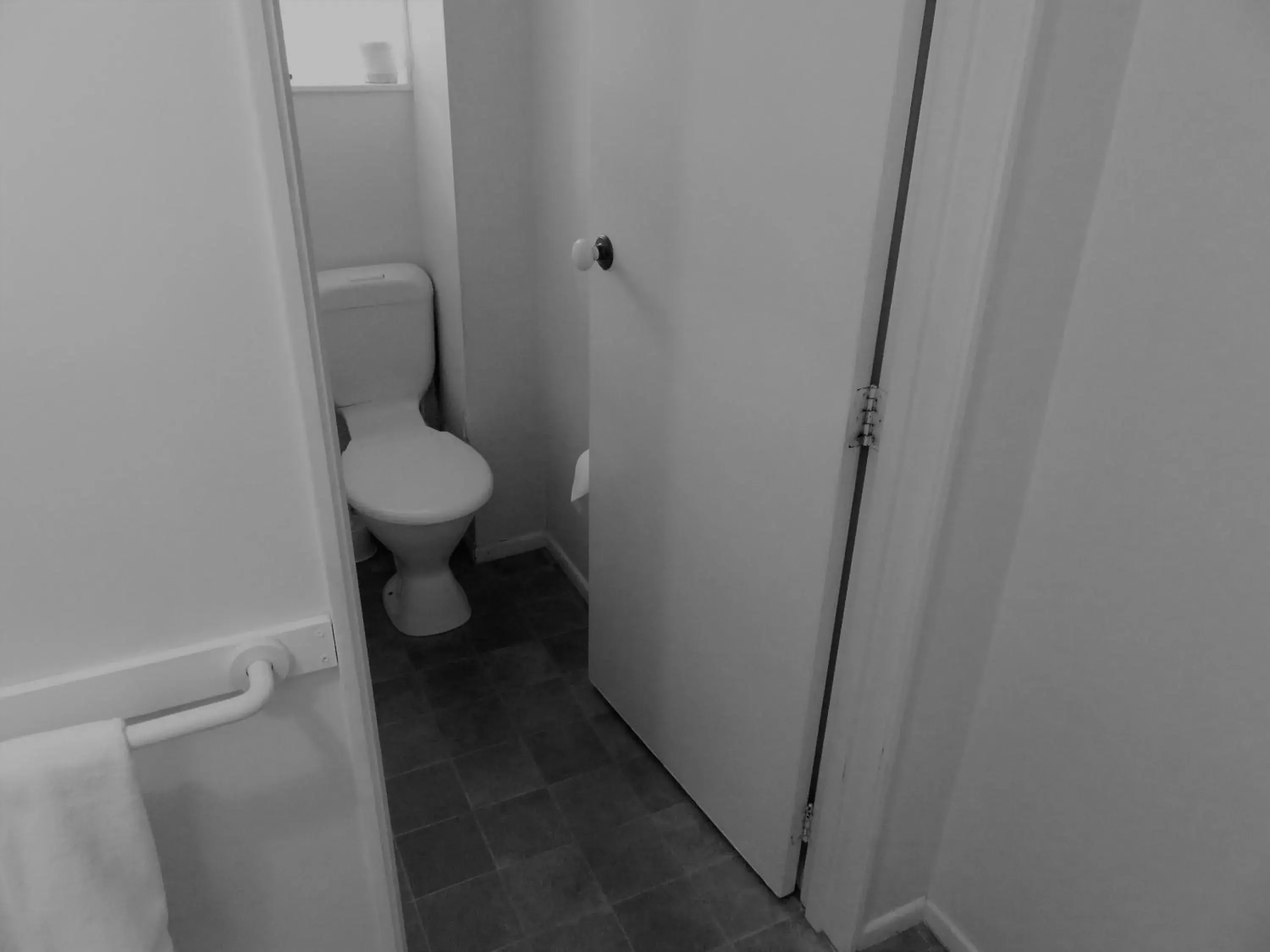 Toilet, Bathroom in Admirals Motor Lodge