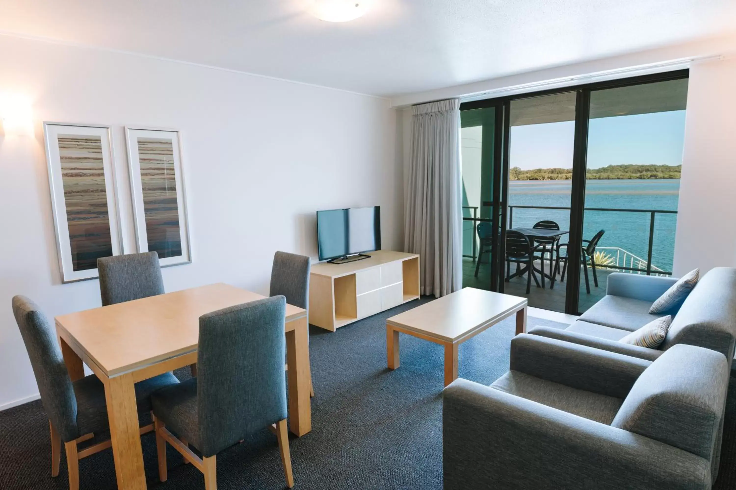 Living room, Seating Area in Ramada Hotel & Suites by Wyndham Ballina Byron