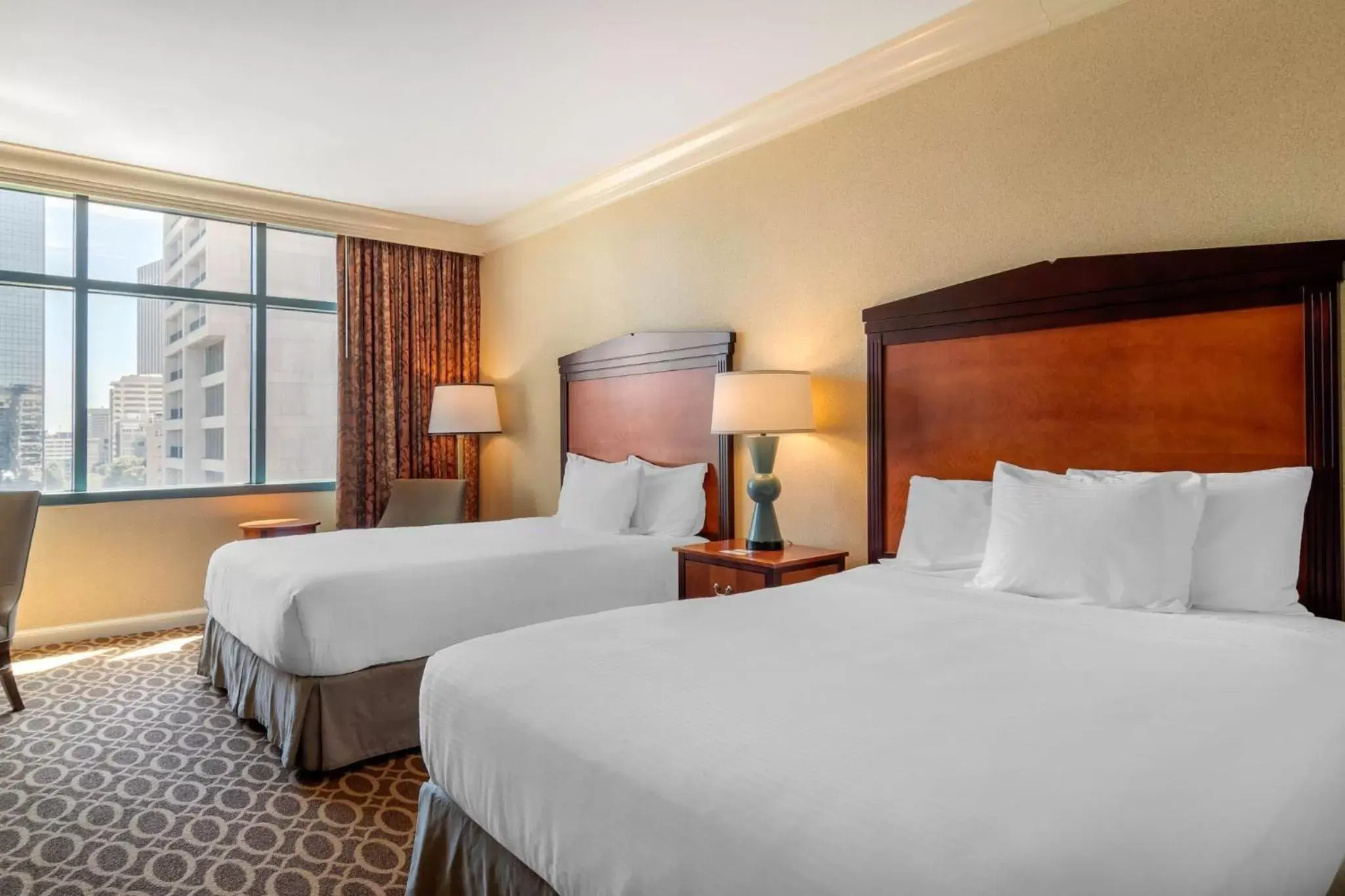 Photo of the whole room, Bed in Omni Atlanta Hotel at CNN Center