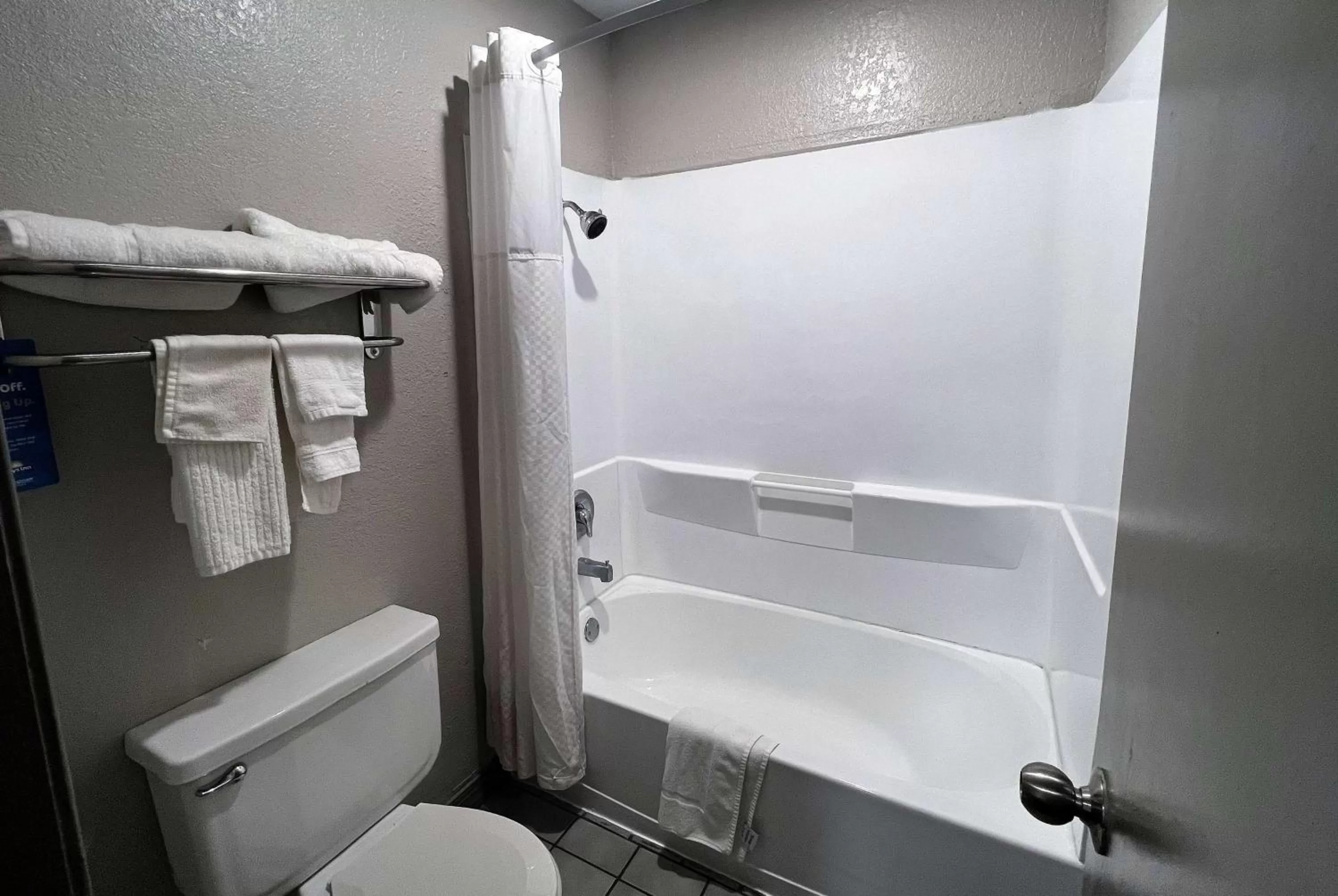 TV and multimedia in Days Inn & Suites by Wyndham - Canton First Monday Trade Days