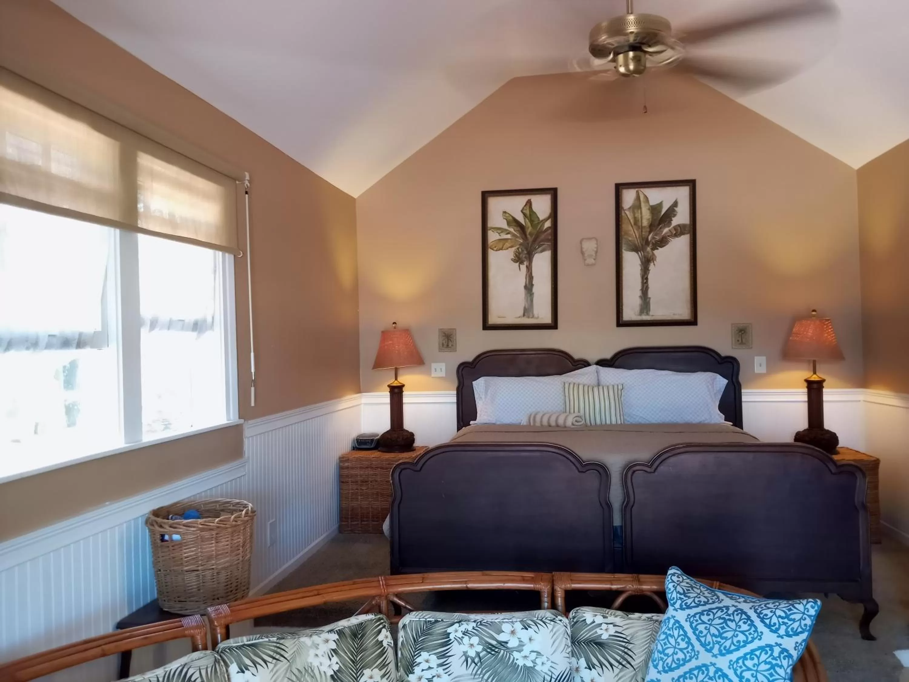 Bed in Sea Breeze Manor Inn