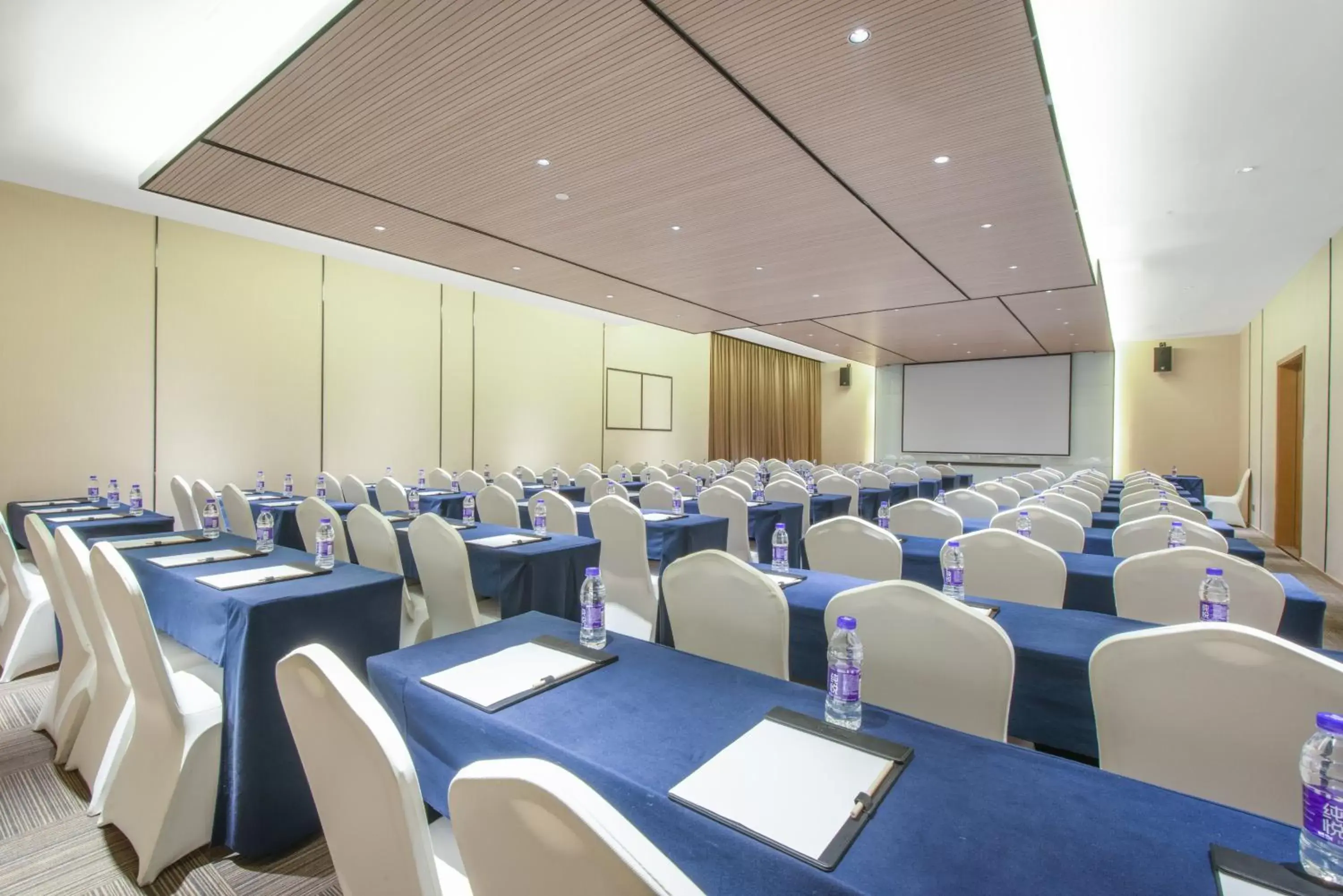 Meeting/conference room in Holiday Inn Express Hangzhou East Station, an IHG Hotel