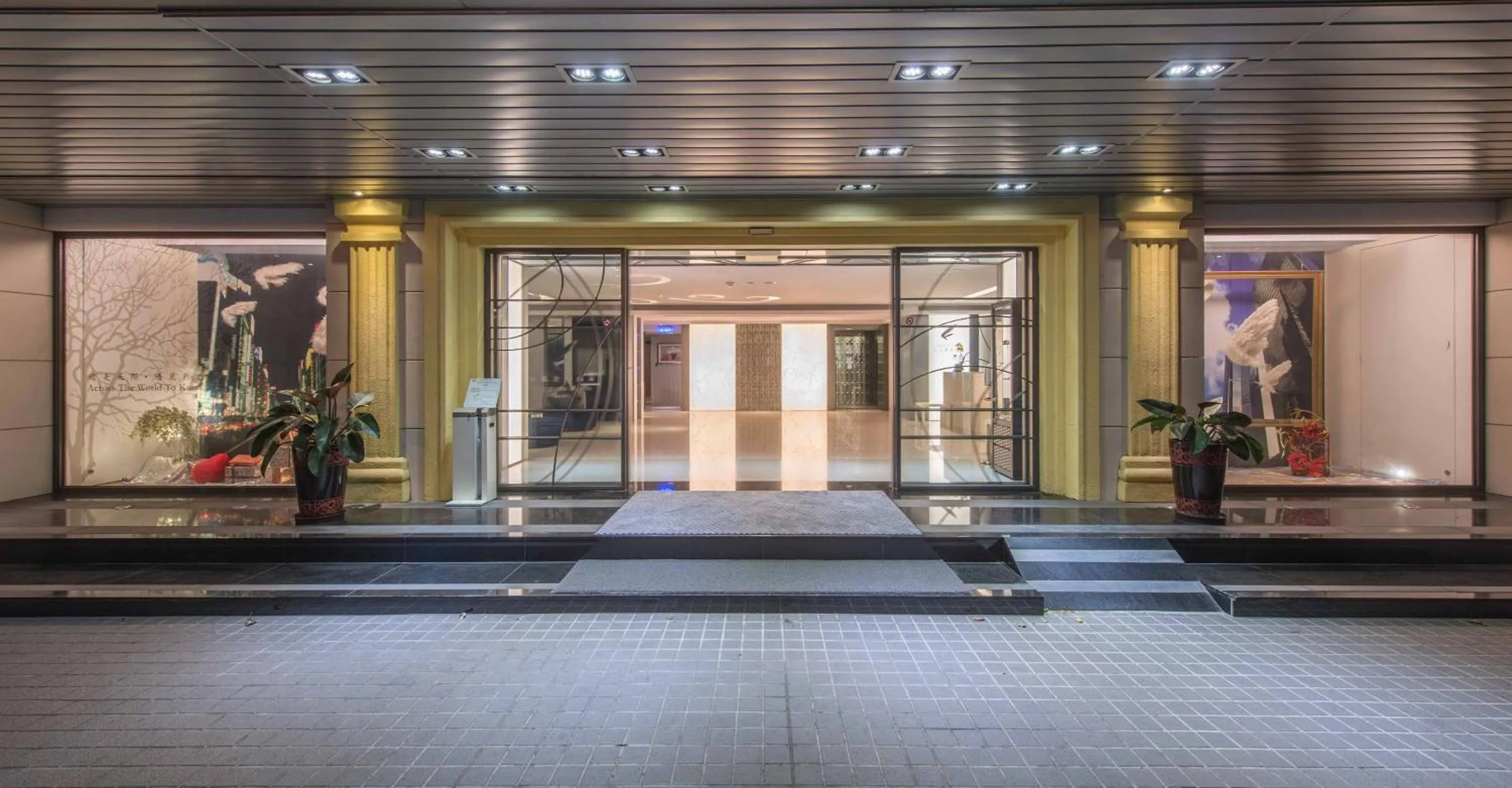 Facade/entrance in Forward Hotel Taipei Nangang