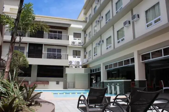 Property building, Swimming Pool in Circle Inn - Iloilo City Center