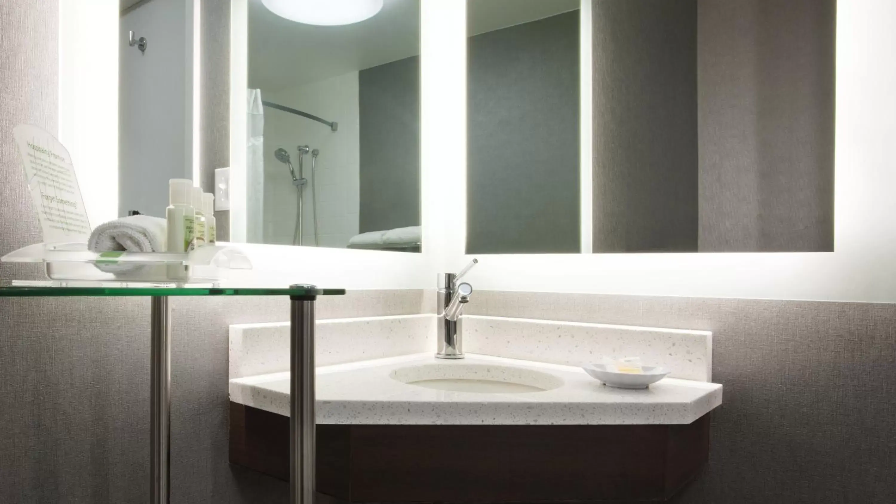 Standard Double Room with Accessible Roll-In Shower in Holiday Inn Weirton-Steubenville Area Standard Double Room with Accessible Roll-In Shower in Holiday Inn Weirton-Steubenville Area