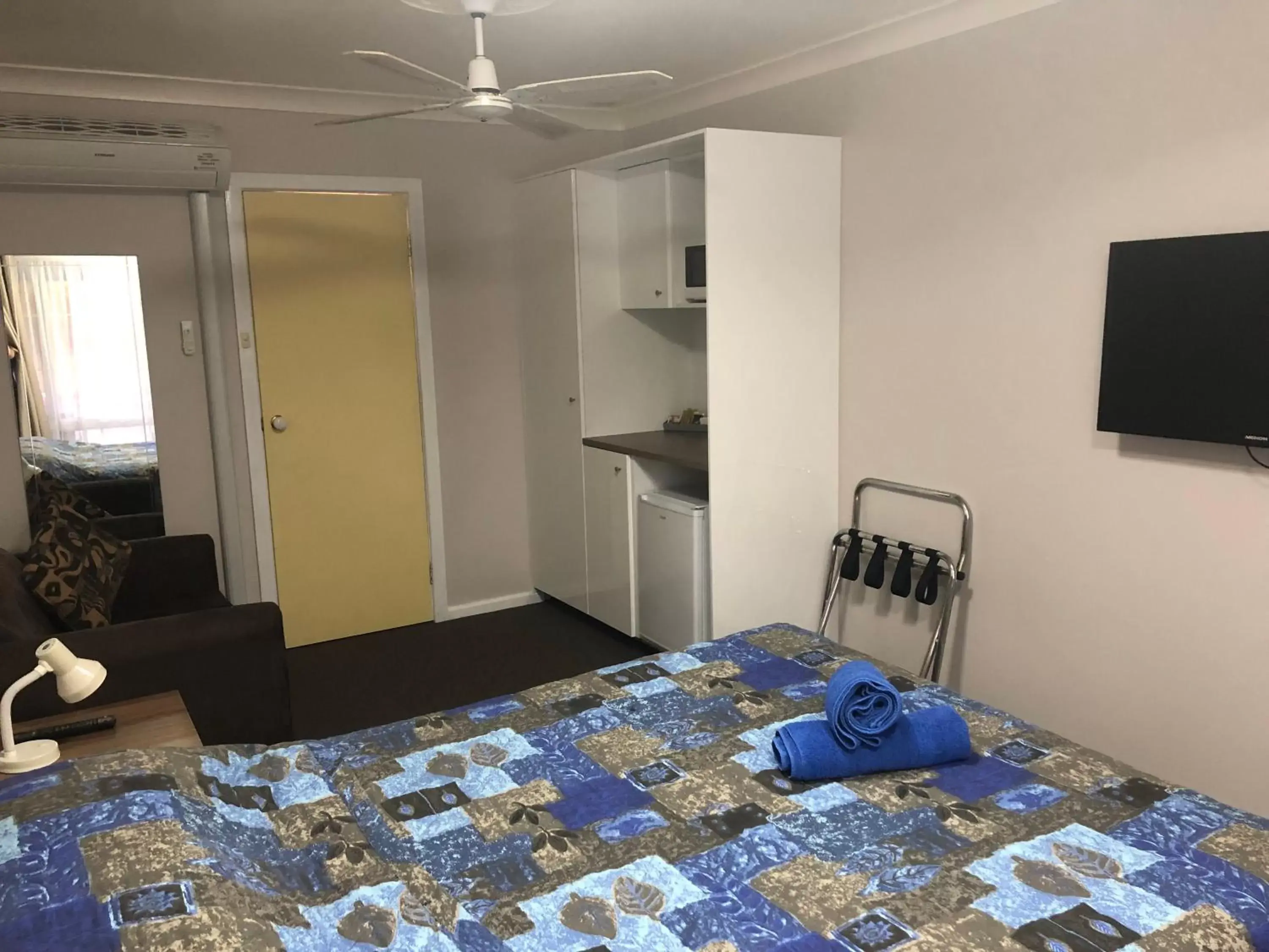 Photo of the whole room, Bed in Breeze Inn 13 Princes Highway, Ulladulla