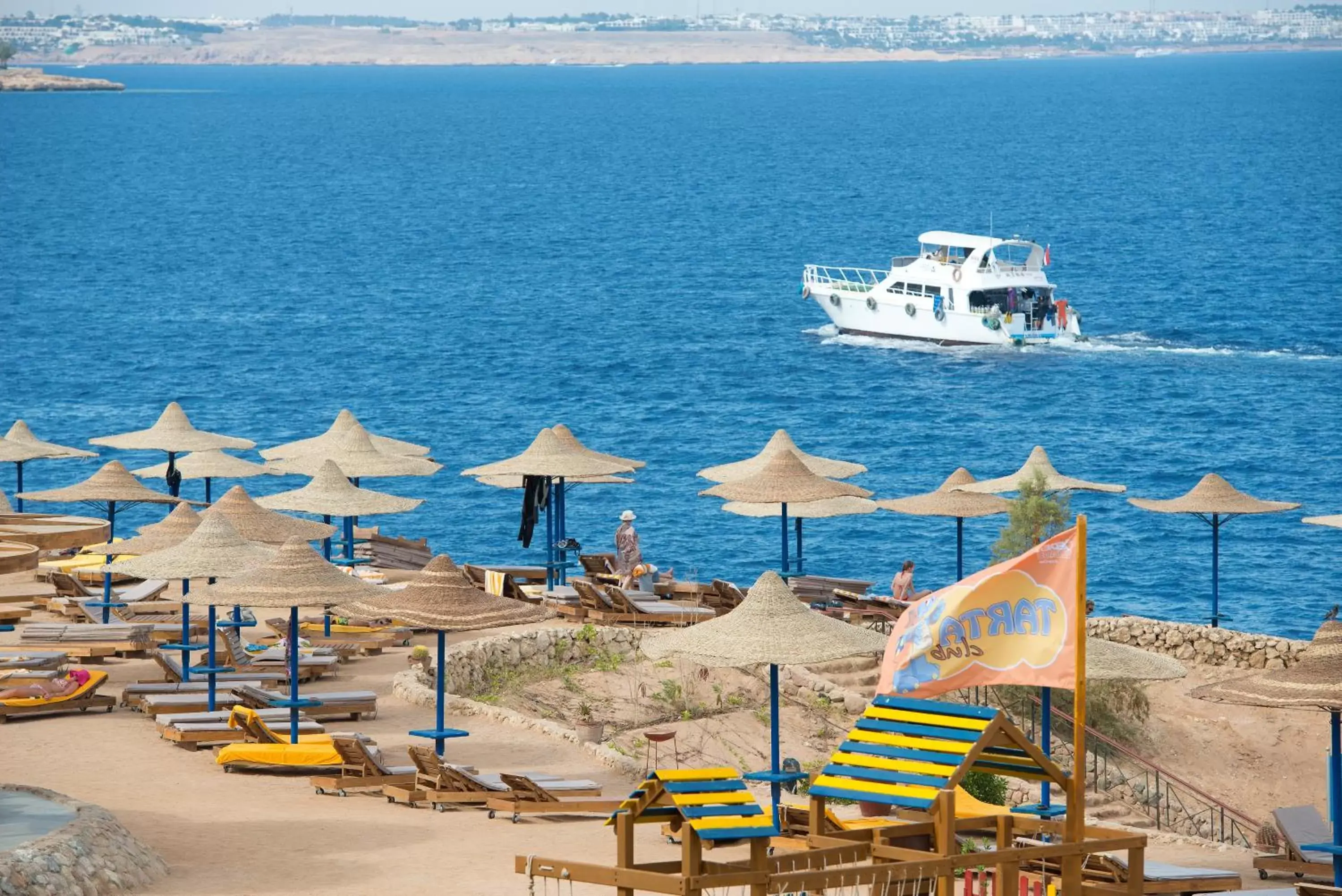 Beach in Amphoras Blu