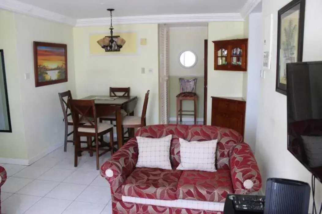 Dining area, Seating Area in Seacastles by the beach/pool