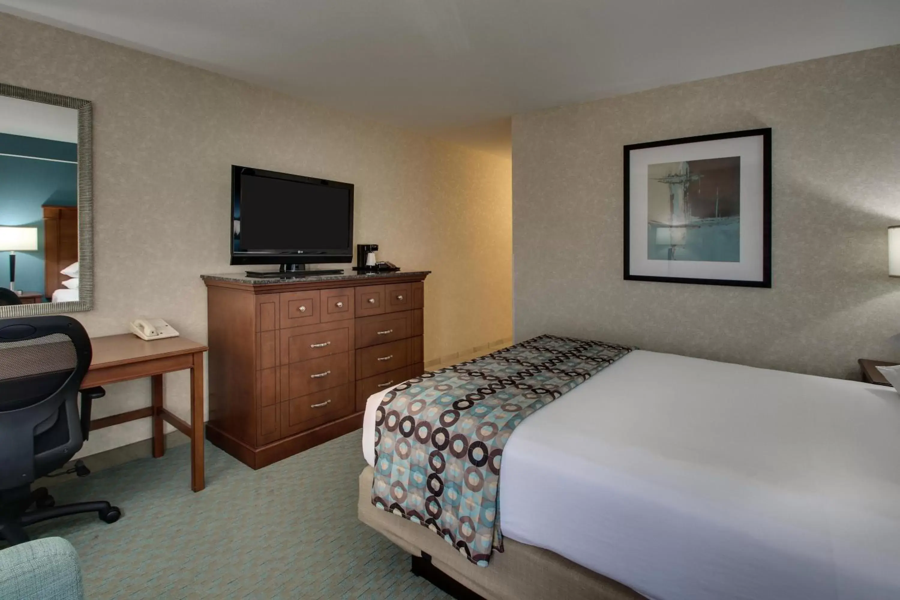 Photo of the whole room, Bed in GreenTree Hotel - Houston Hobby Airport
