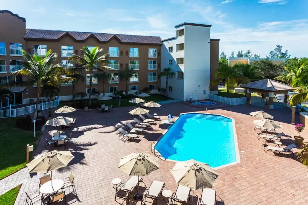 Property building, Pool View in Holiday Inn Express & Suites Naples Downtown - 5th Avenue, an IHG Hotel