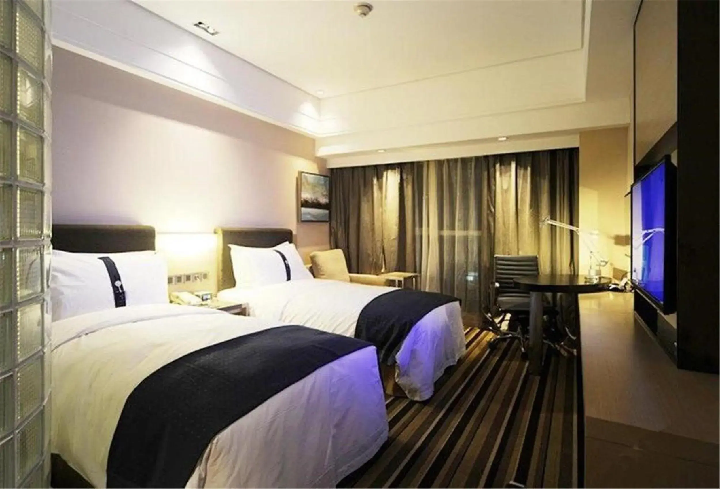 Photo of the whole room, Bed in Holiday Inn Express Shenyang Golden Corridor, an IHG Hotel