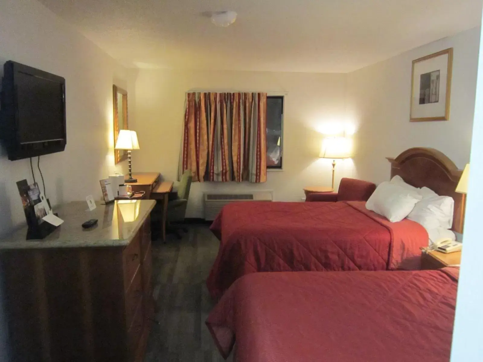 Photo of the whole room, Bed in American Inn and Suites Ionia