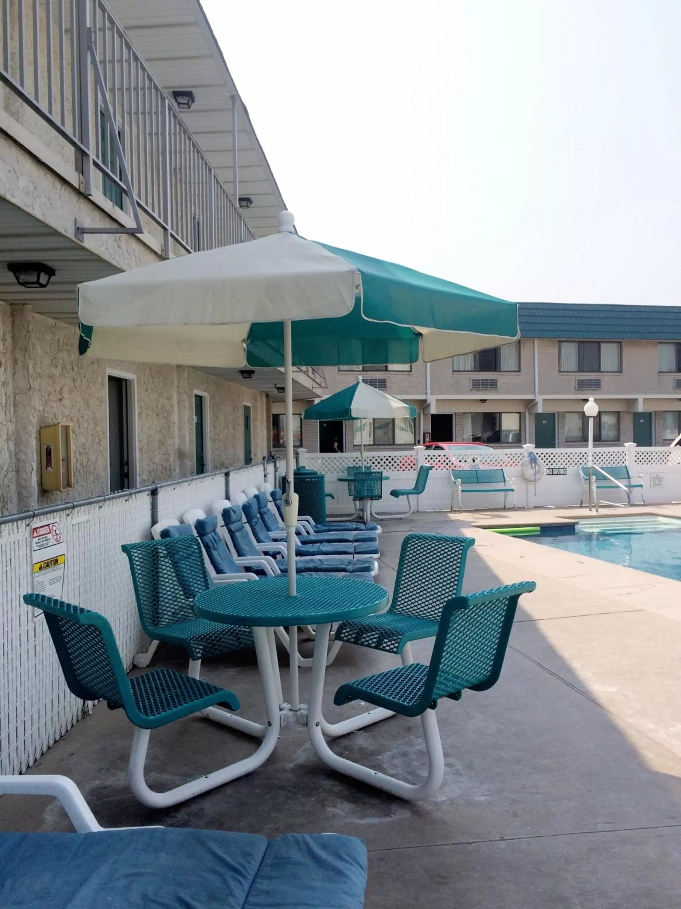 Patio, Swimming Pool in Sand Pebble Motor Lodge
