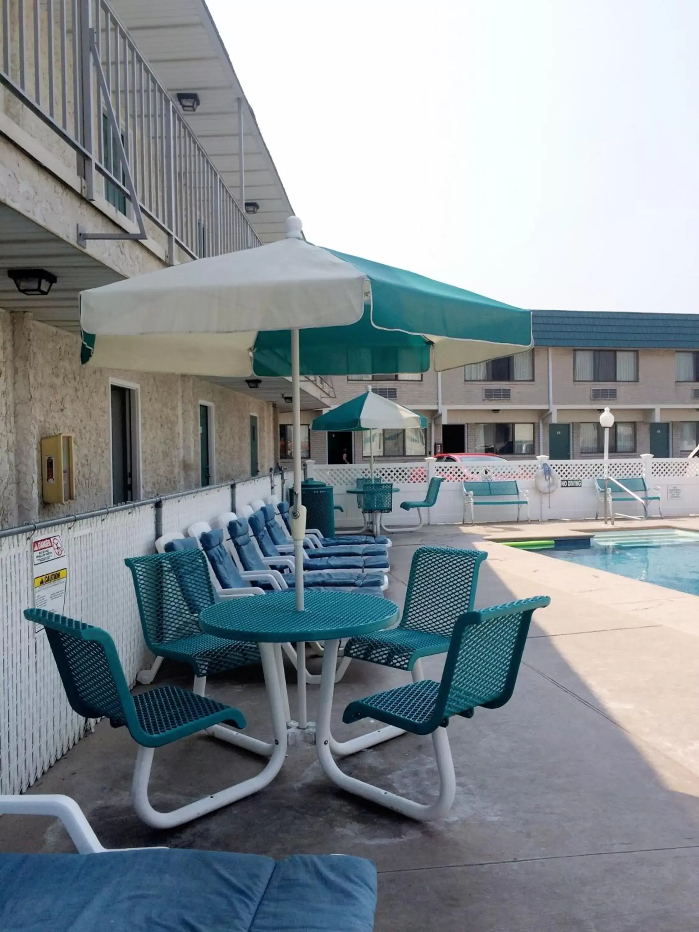 Patio, Swimming Pool in Sand Pebble Motor Lodge