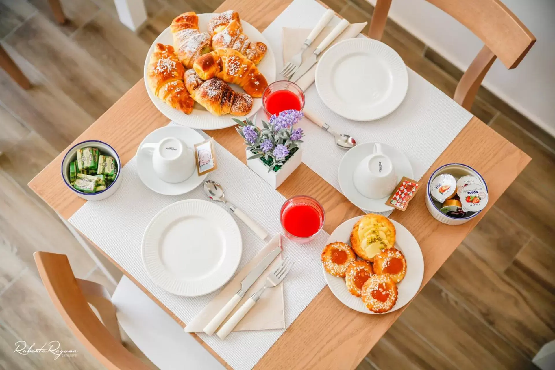 Continental breakfast, Dining Area in Quinto Stabile Rooms&Suite