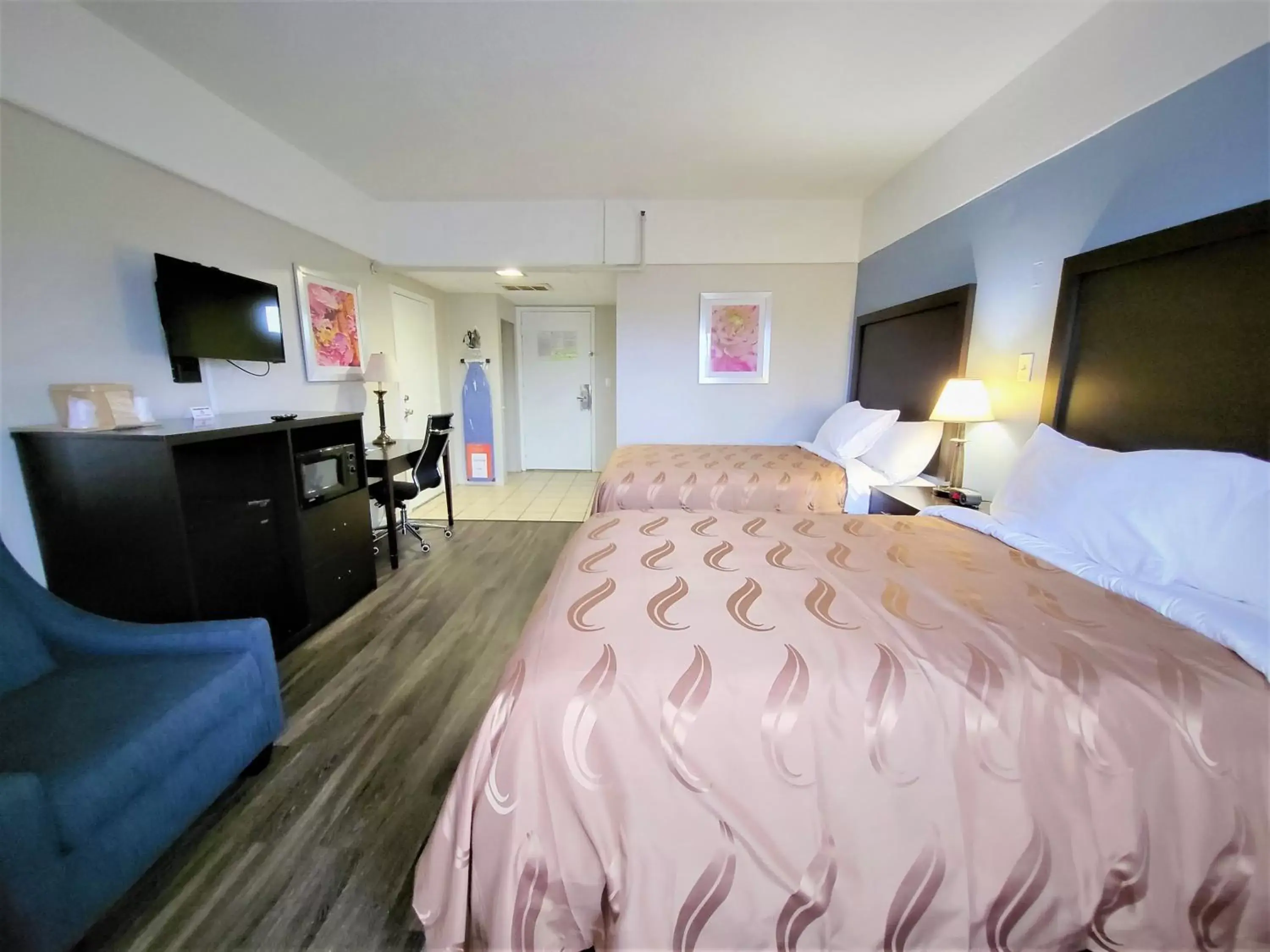 Standard Double Room with Two Double Beds - Smoking in Rodeway Inn Norfolk Standard Double Room with Two Double Beds - Smoking in Rodeway Inn Norfolk