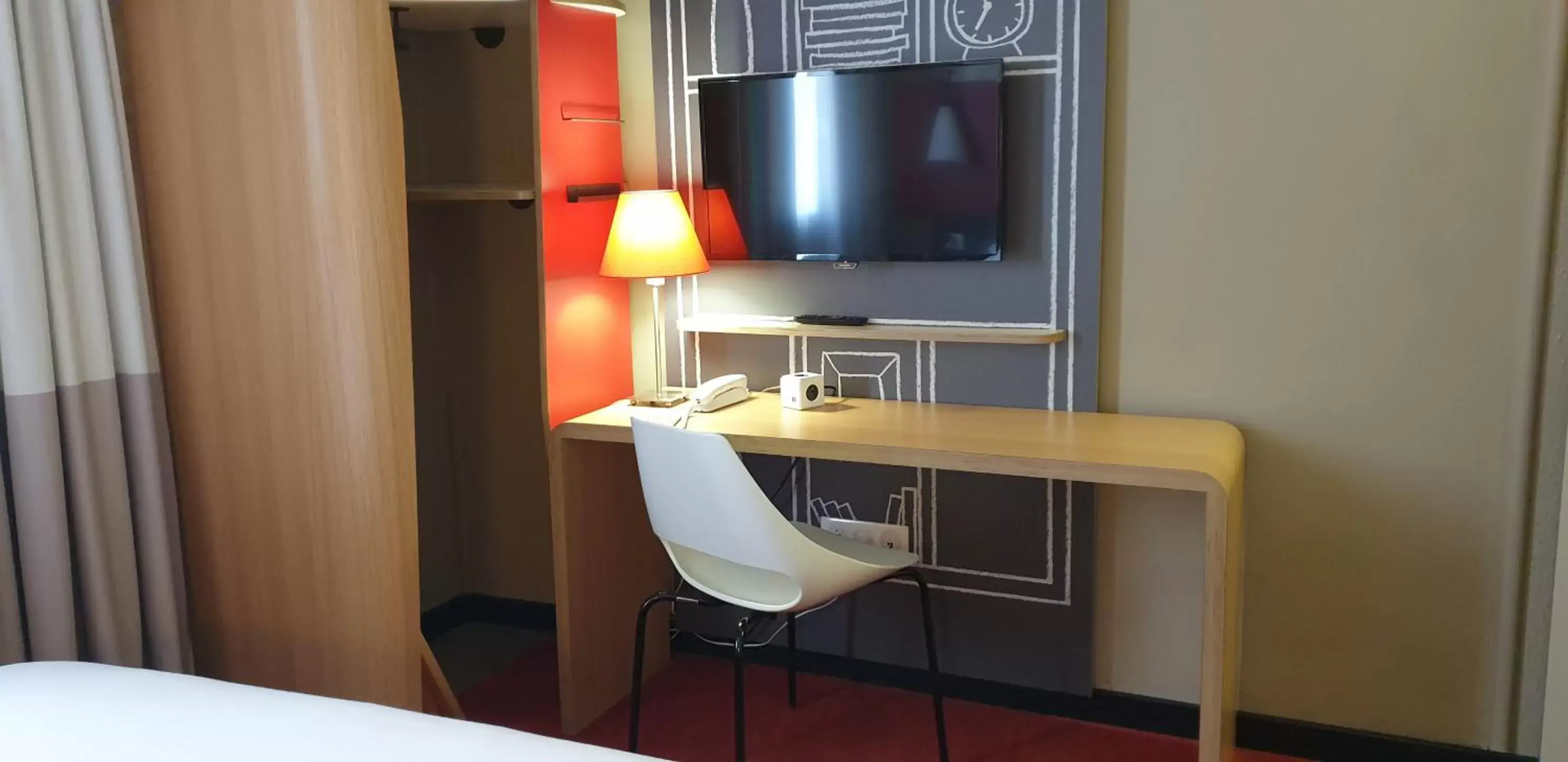 Photo of the whole room, TV/Entertainment Center in ibis Epernay Centre Ville