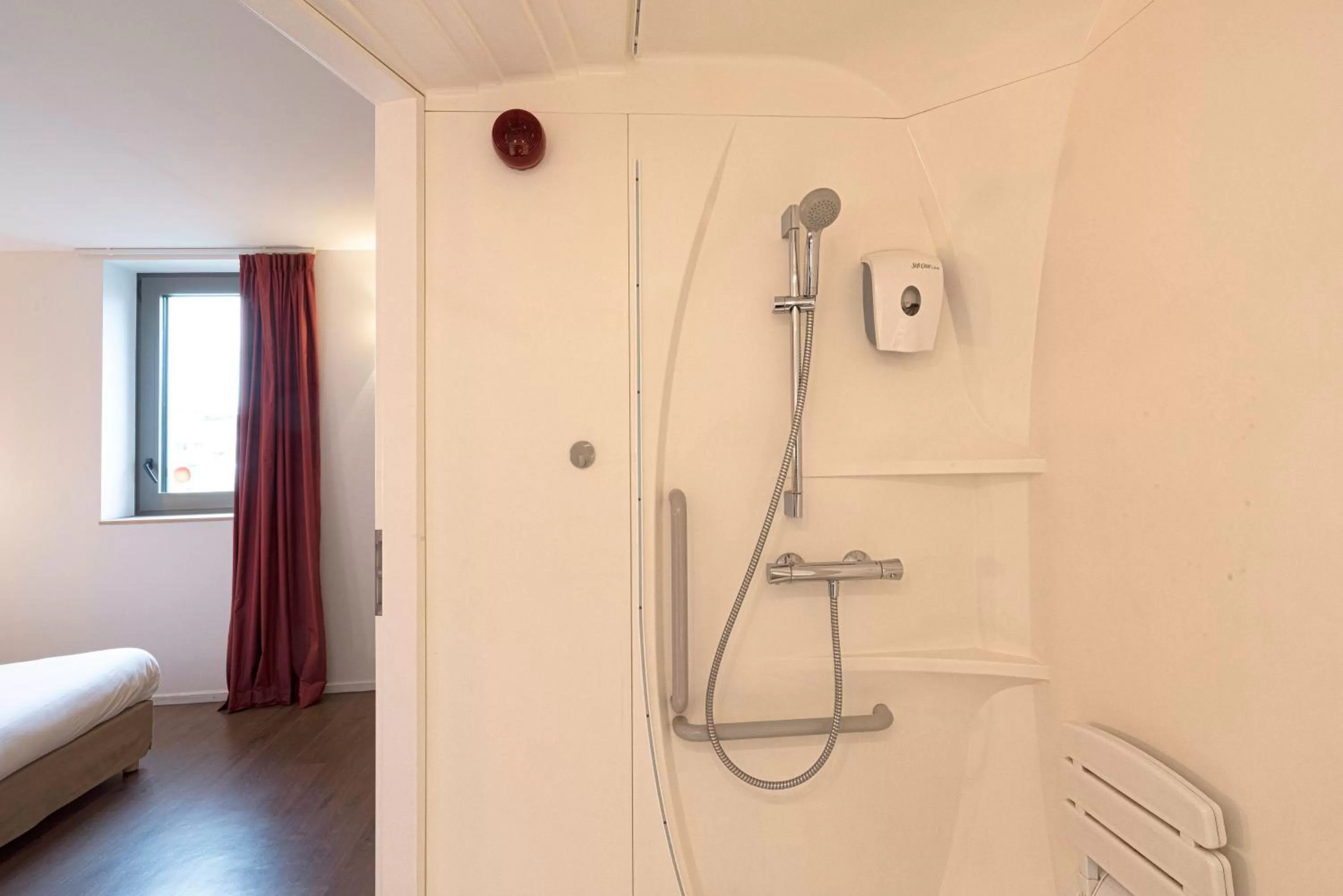 Bathroom, Bed in Premiere Classe Le Havre Centre-LES DOCKS