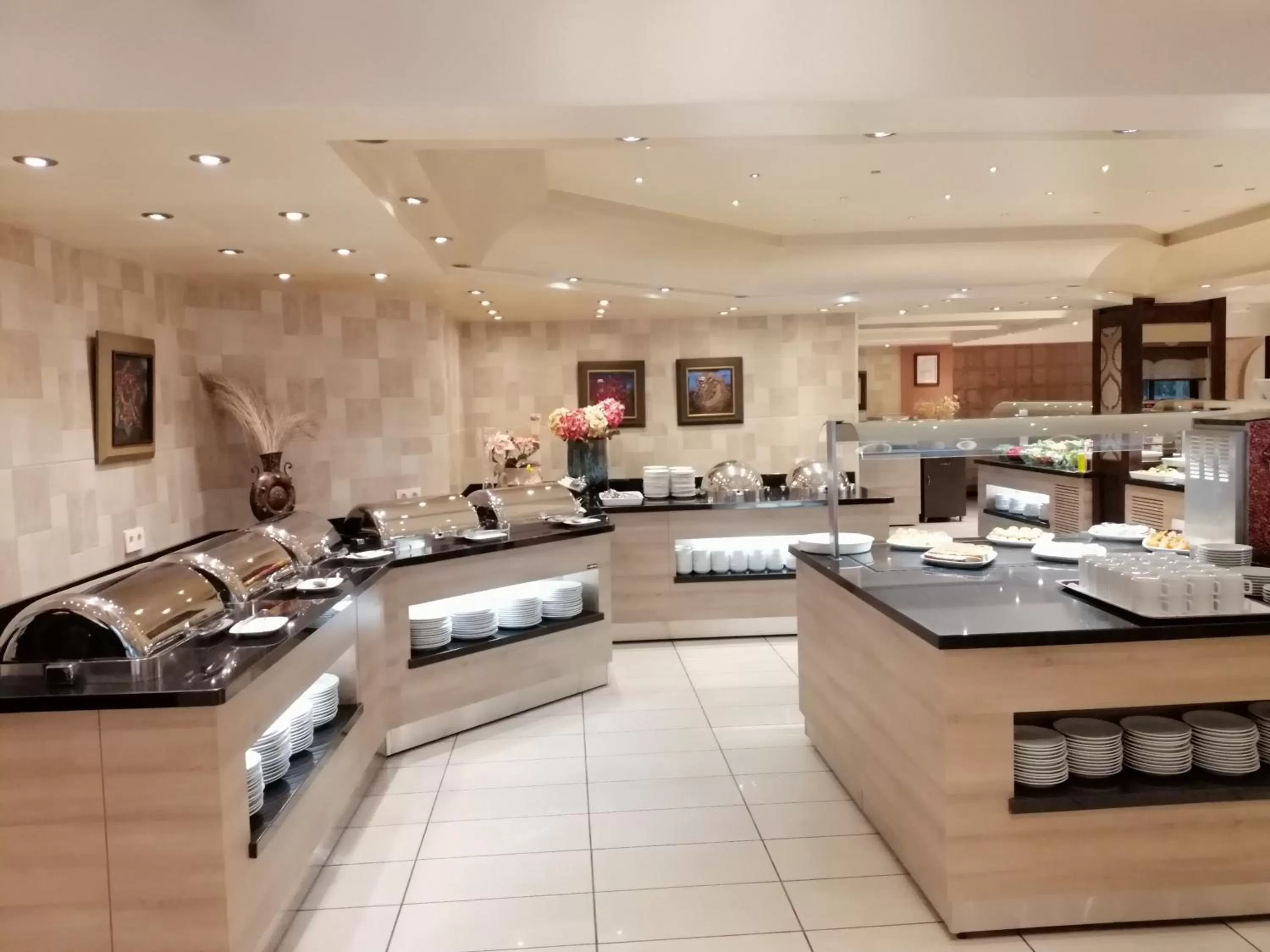 Meals in Iris Hotel & Spa