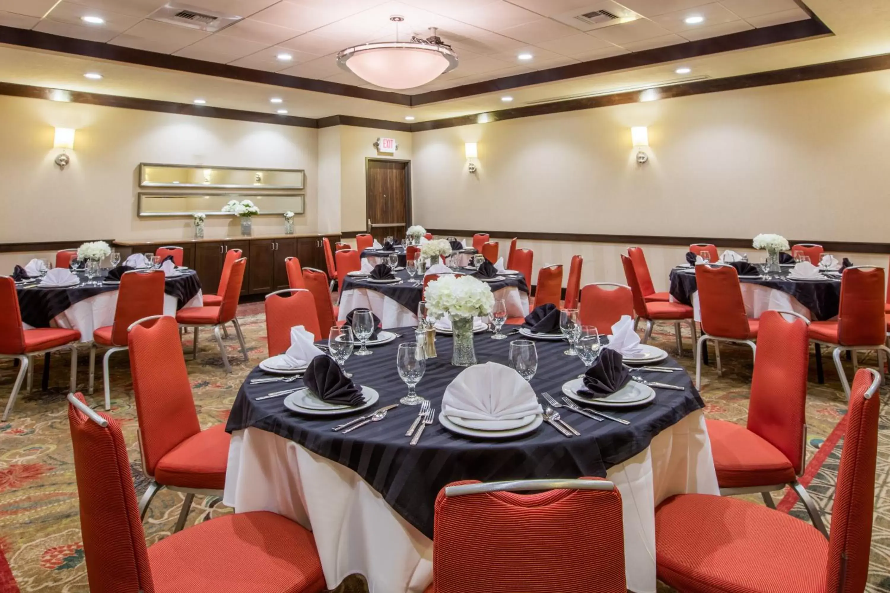 Banquet/Function facilities, Restaurant/Places to Eat in Crowne Plaza Anchorage-Midtown, an IHG Hotel