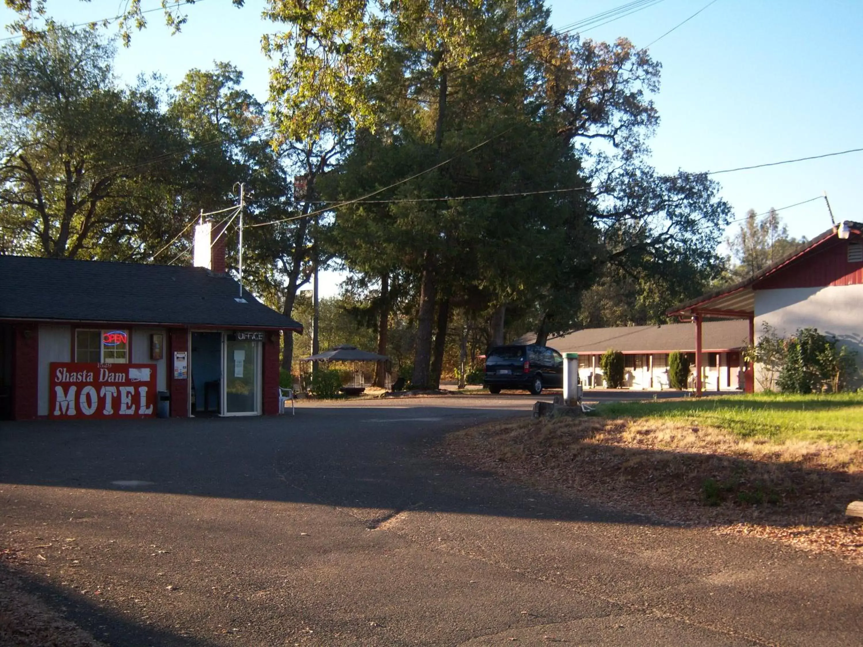 Facade/entrance, Property Building in Shasta Dam Motel