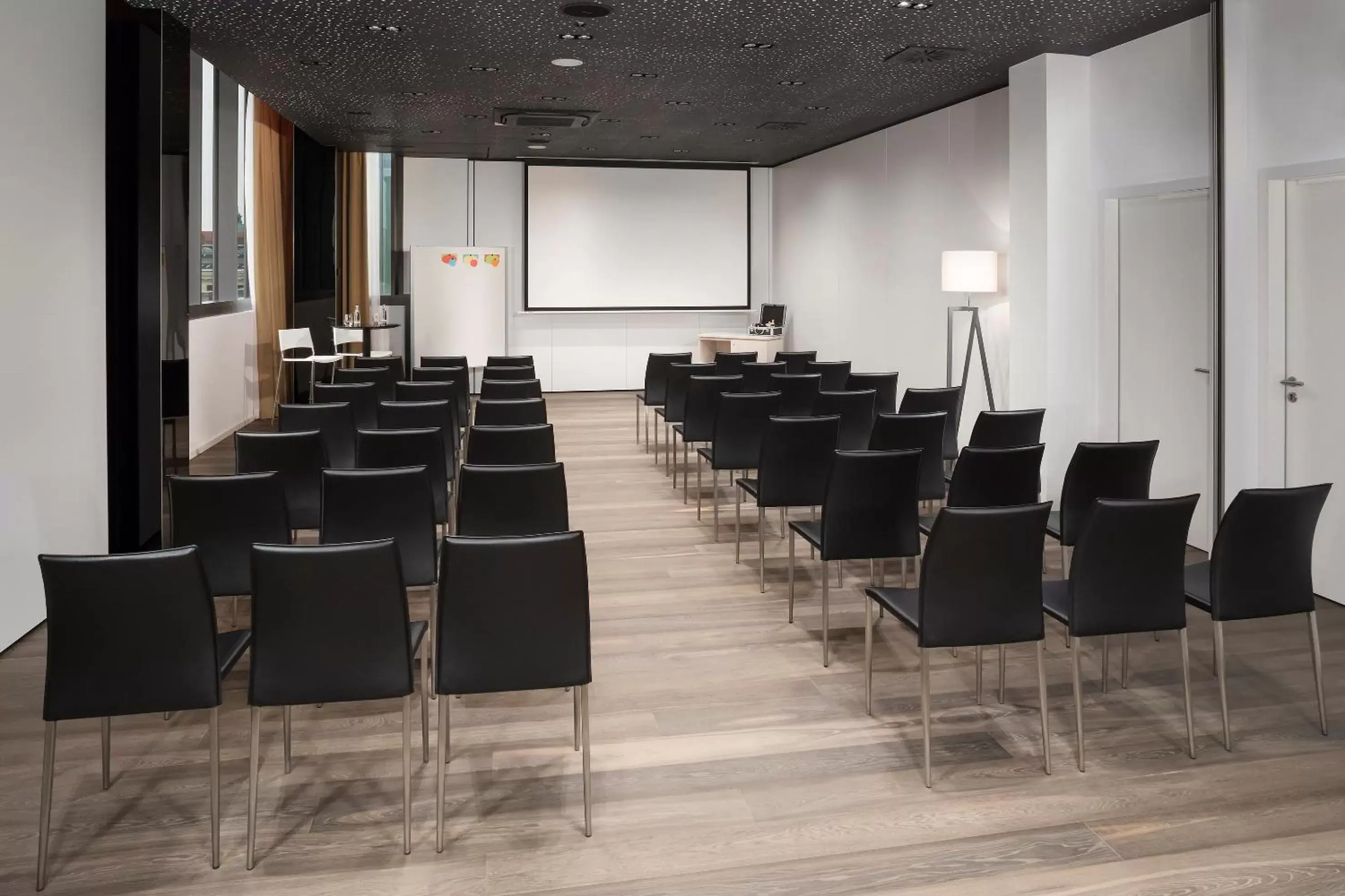 Meeting/conference room in INNSiDE by Meliá Leipzig