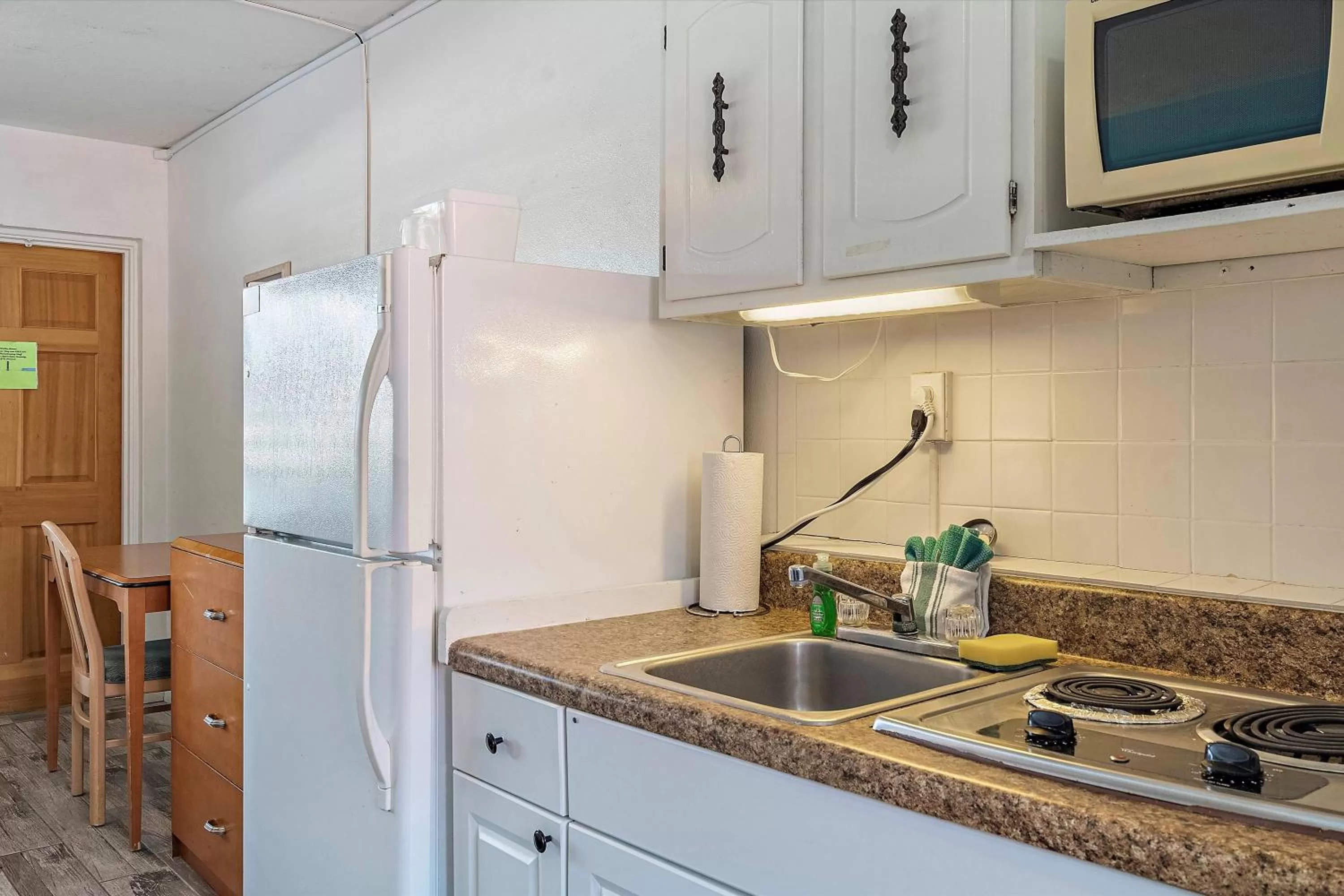 Kitchen or kitchenette in Malibu Resort Motel