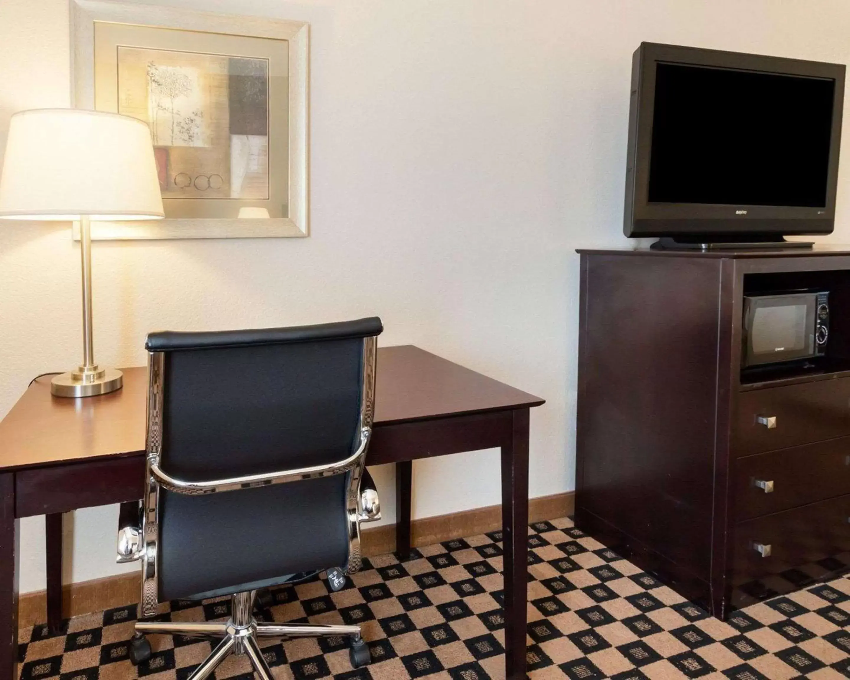 TV and multimedia, TV/Entertainment Center in Quality Inn and Suites Groesbeck