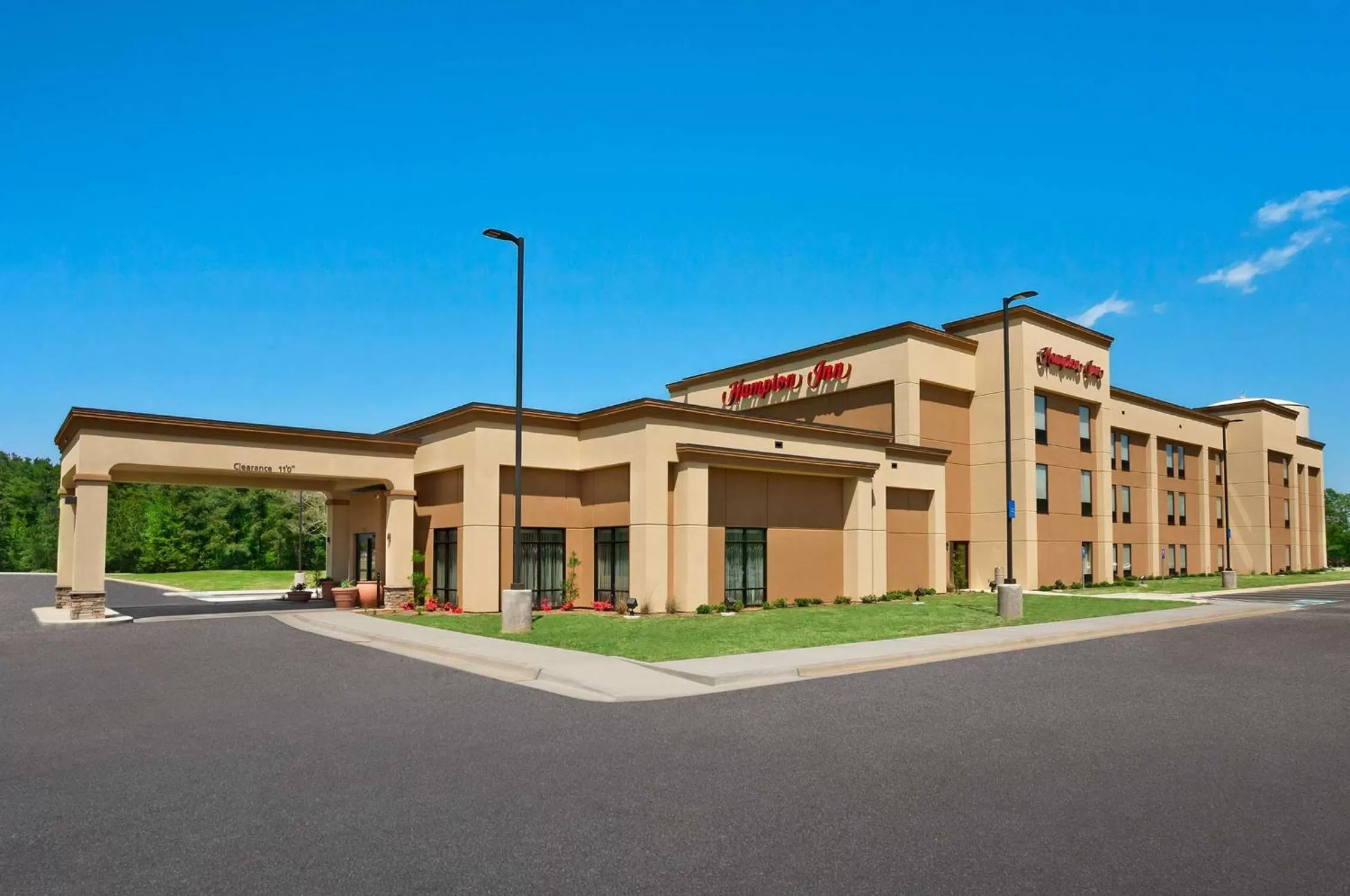 Property building in Hampton Inn Magnolia