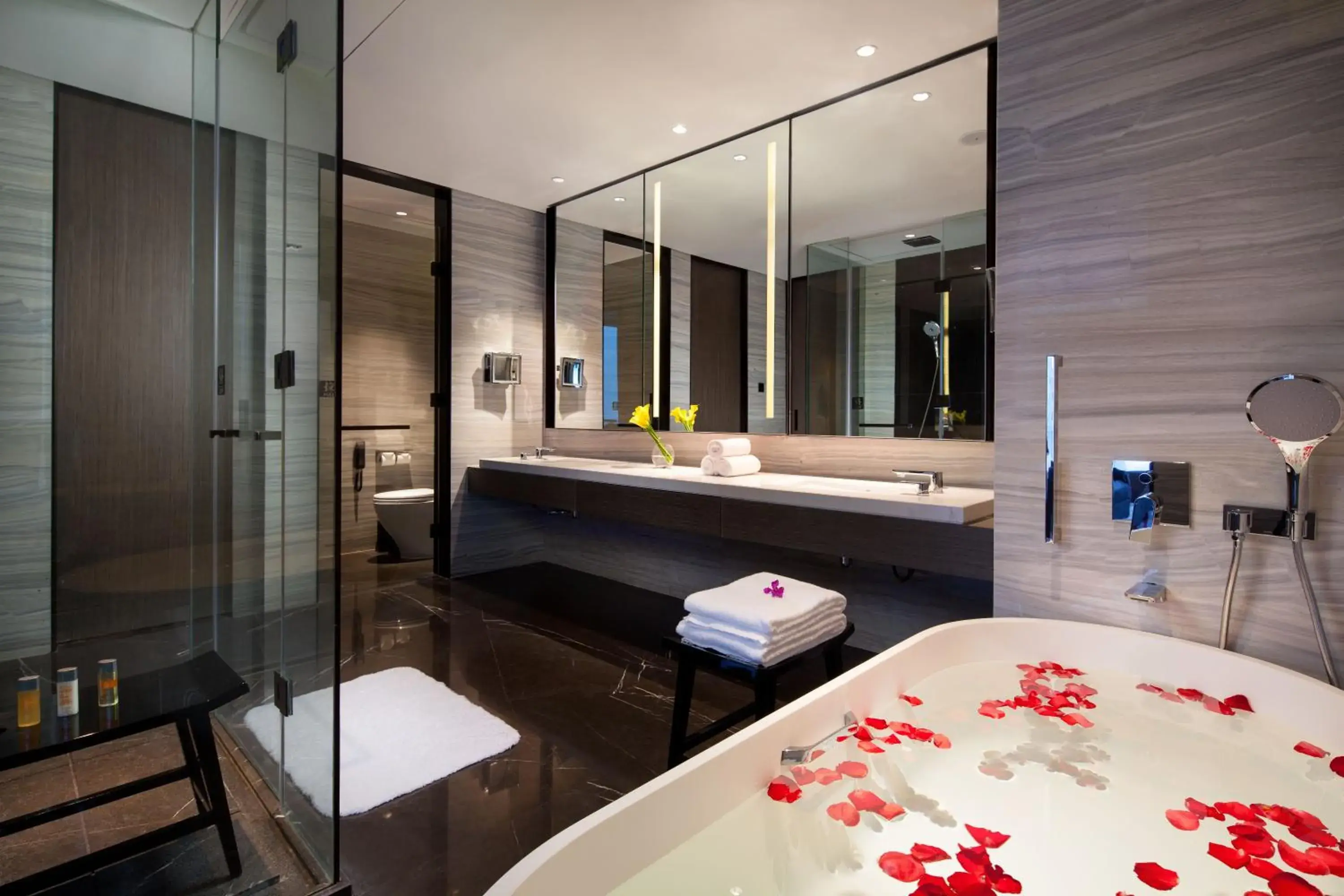 Photo of the whole room, Bathroom in Crowne Plaza Kunshan, an IHG Hotel