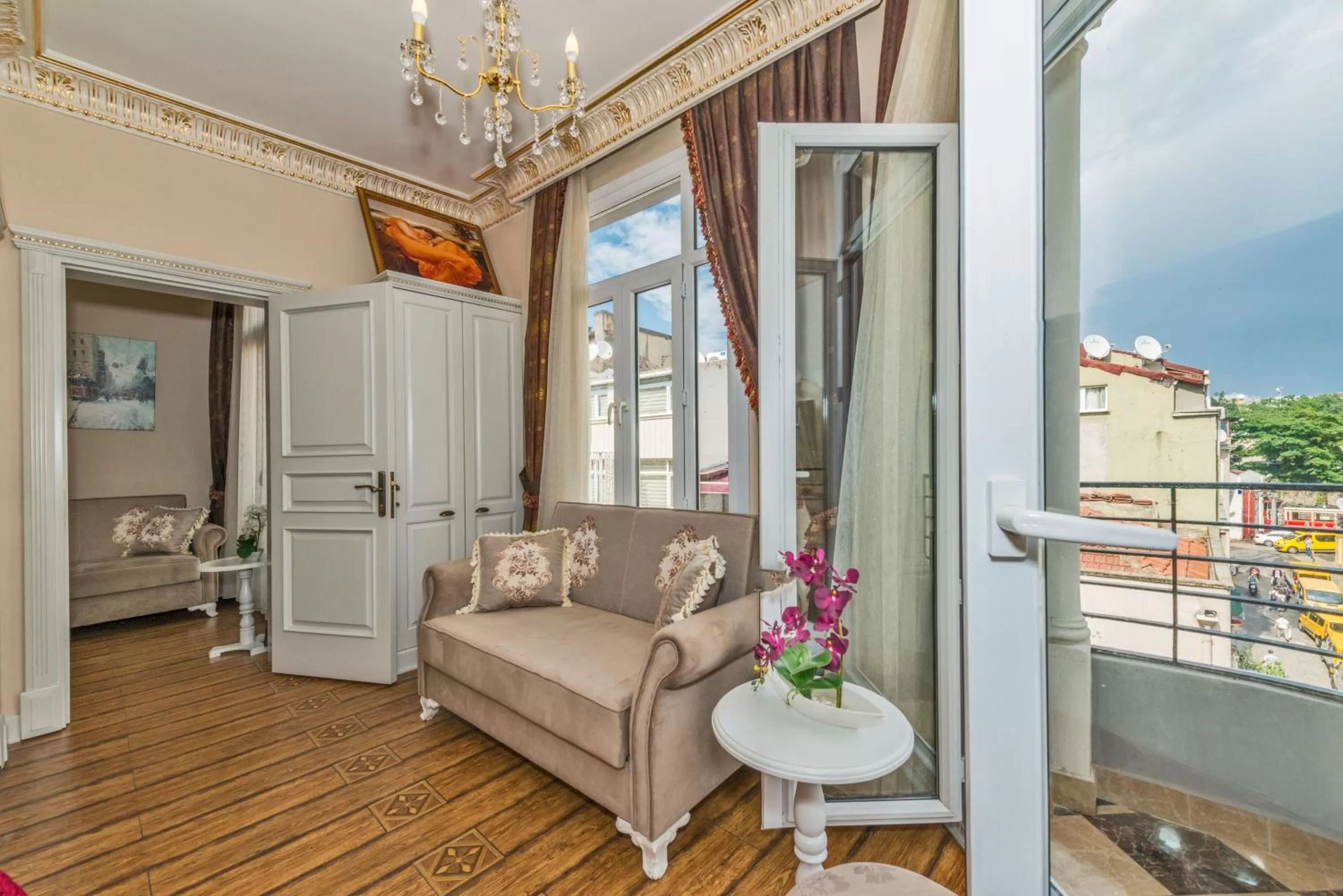 Living room in IQ Hotel