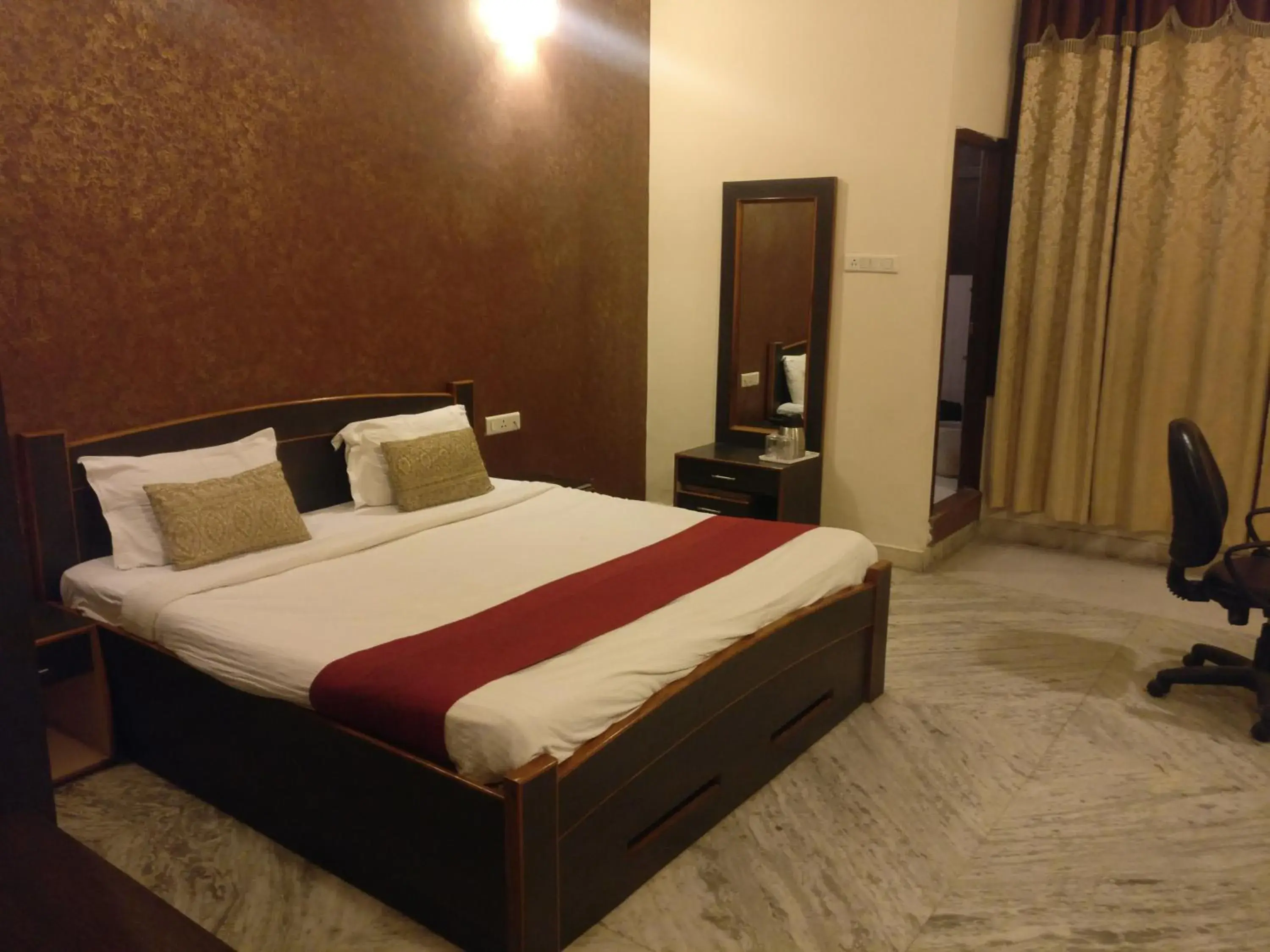 Bedroom, Bed in Hotel Savi Regency