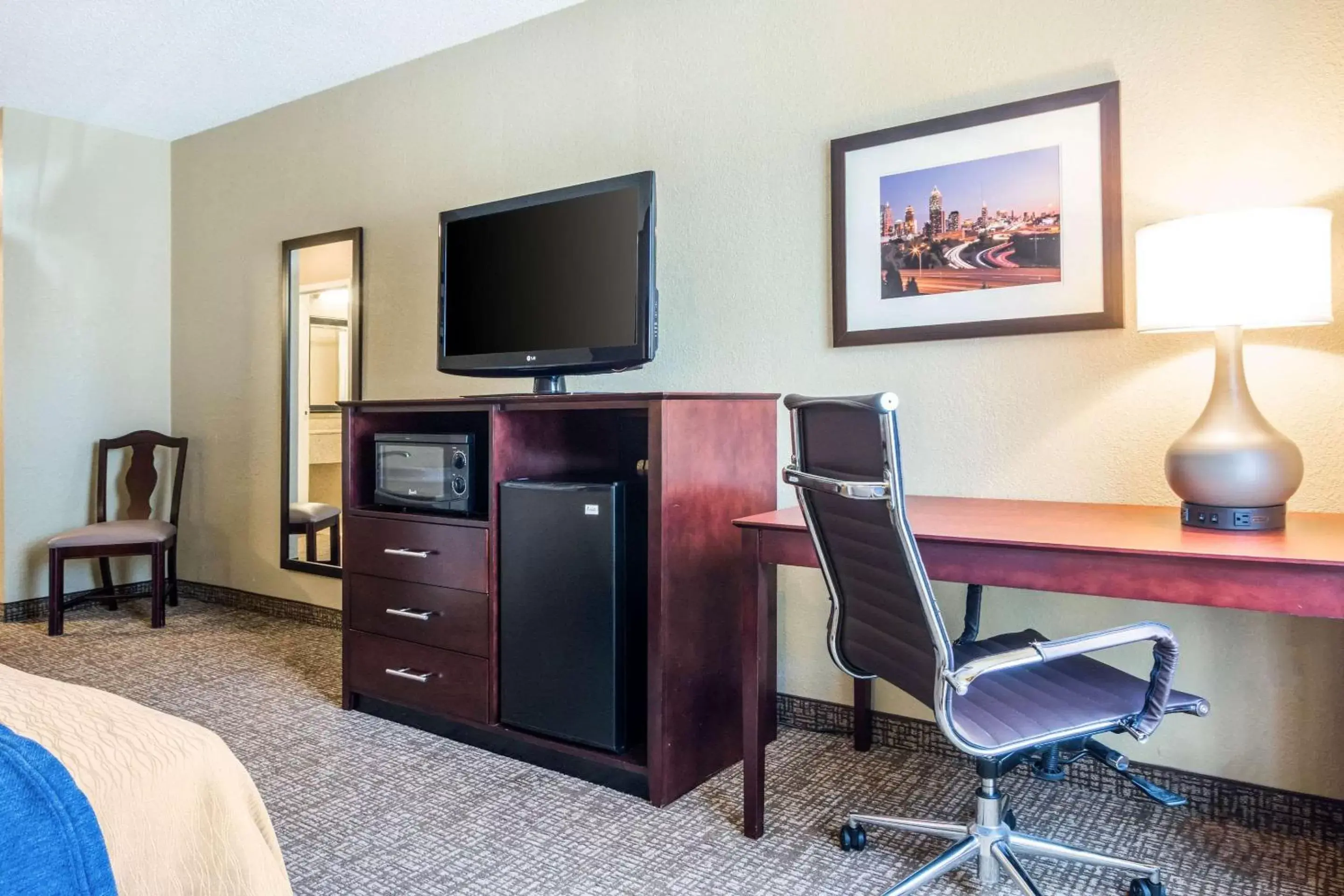 Photo of the whole room, TV/Entertainment Center in Comfort Inn Atlanta Downtown