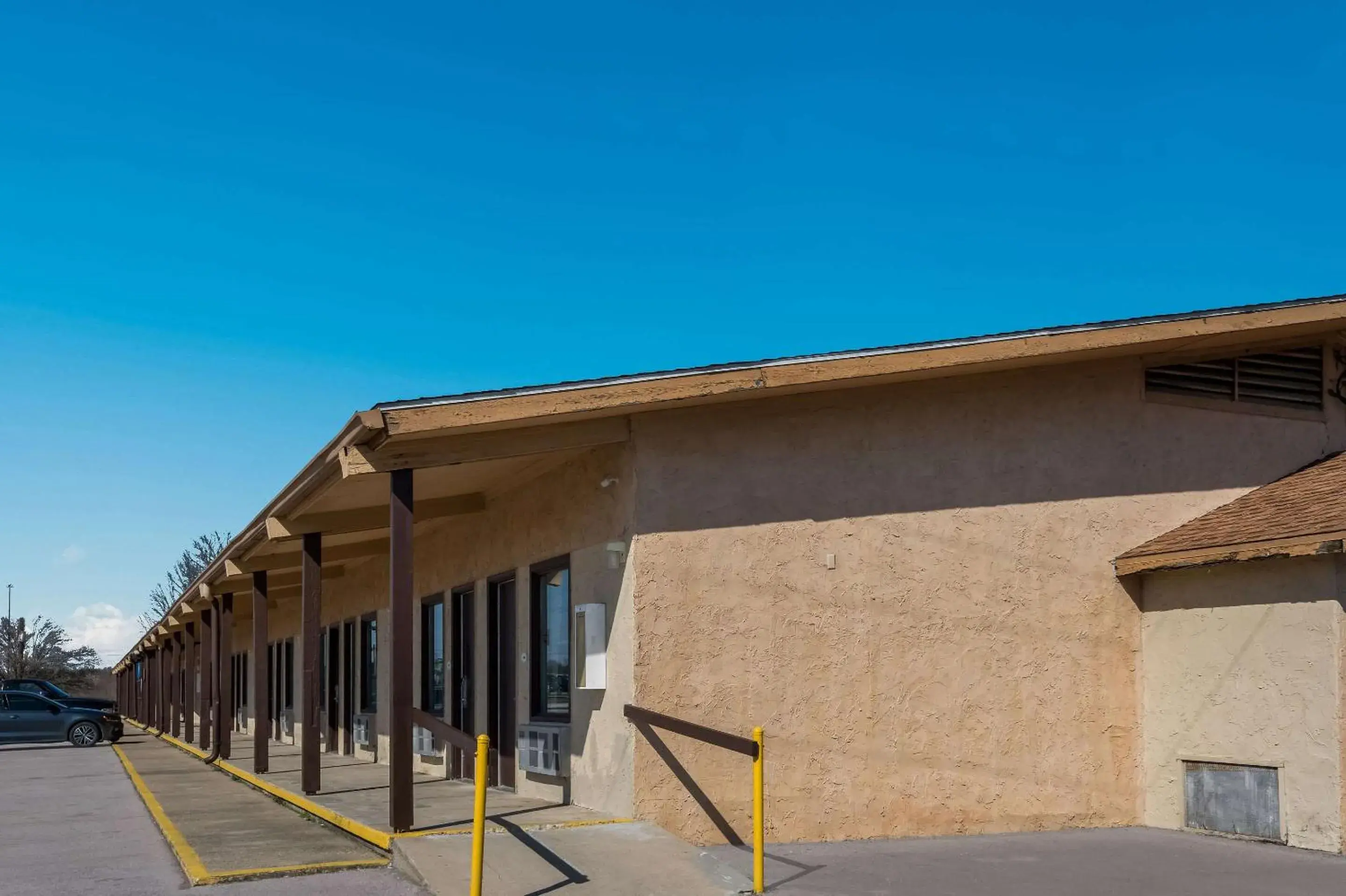 Property Building in Rodeway Inn Property Building in Rodeway Inn