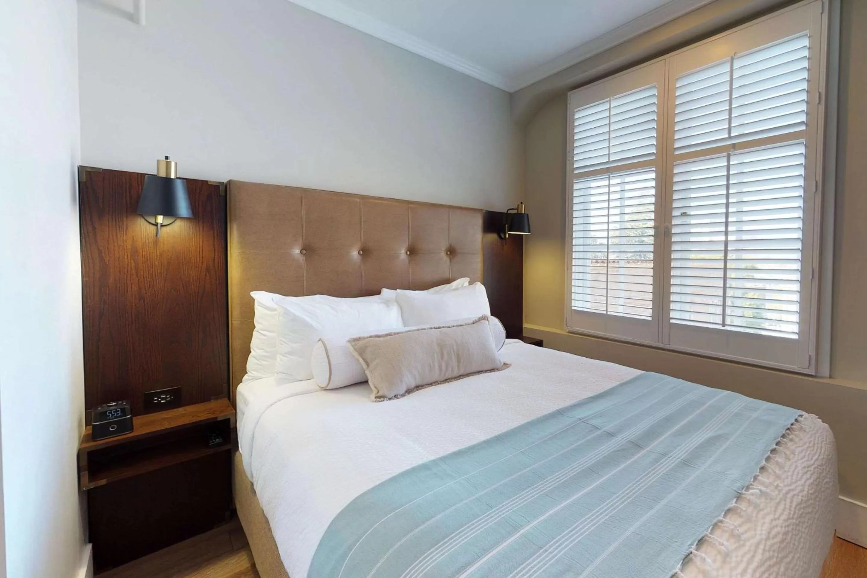 Standard Queen Room - Non-Smoking in Hotel Petaluma, Tapestry Collection by Hilton