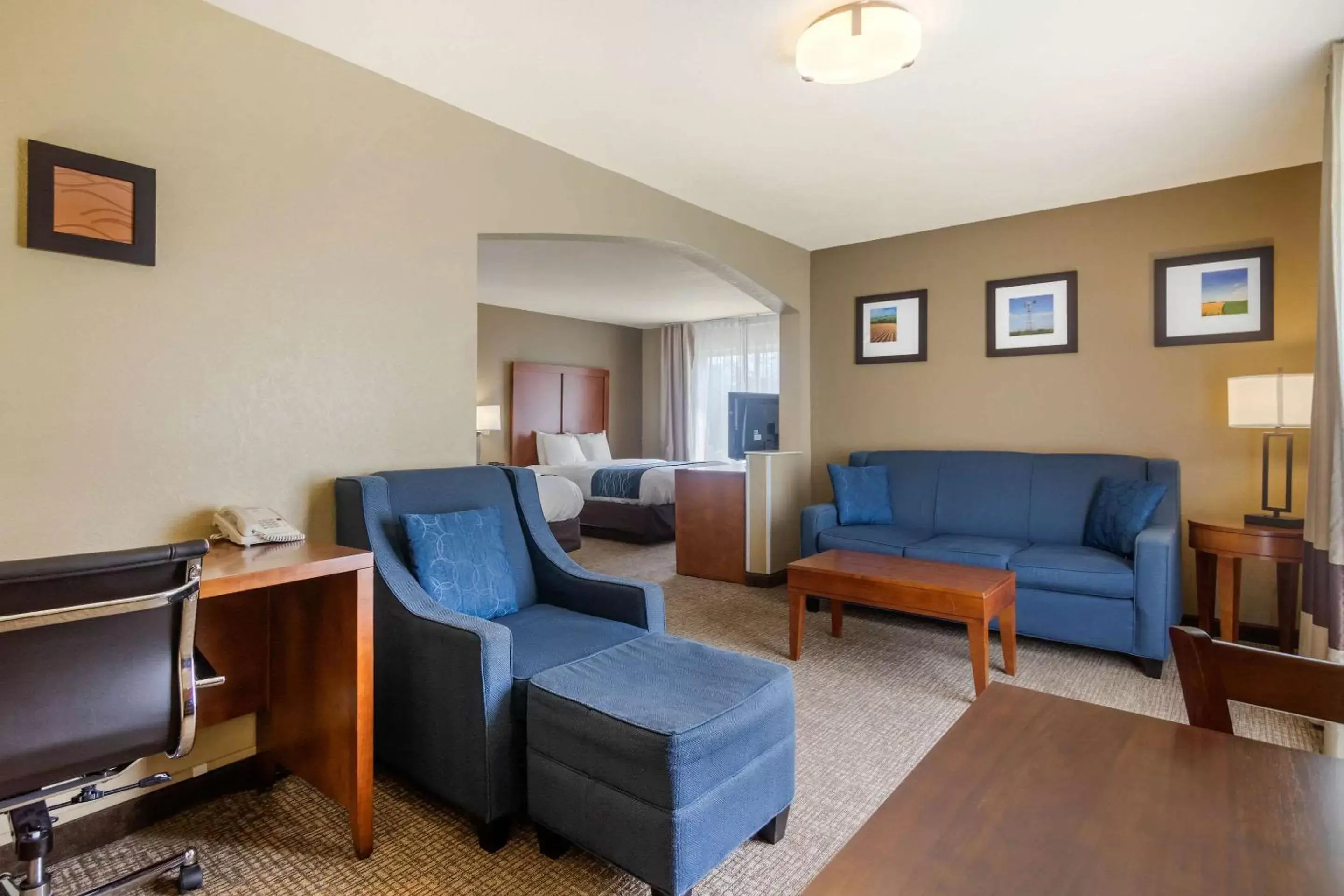 Photo of the whole room, Seating Area in Comfort Inn & Suites Pittsburg