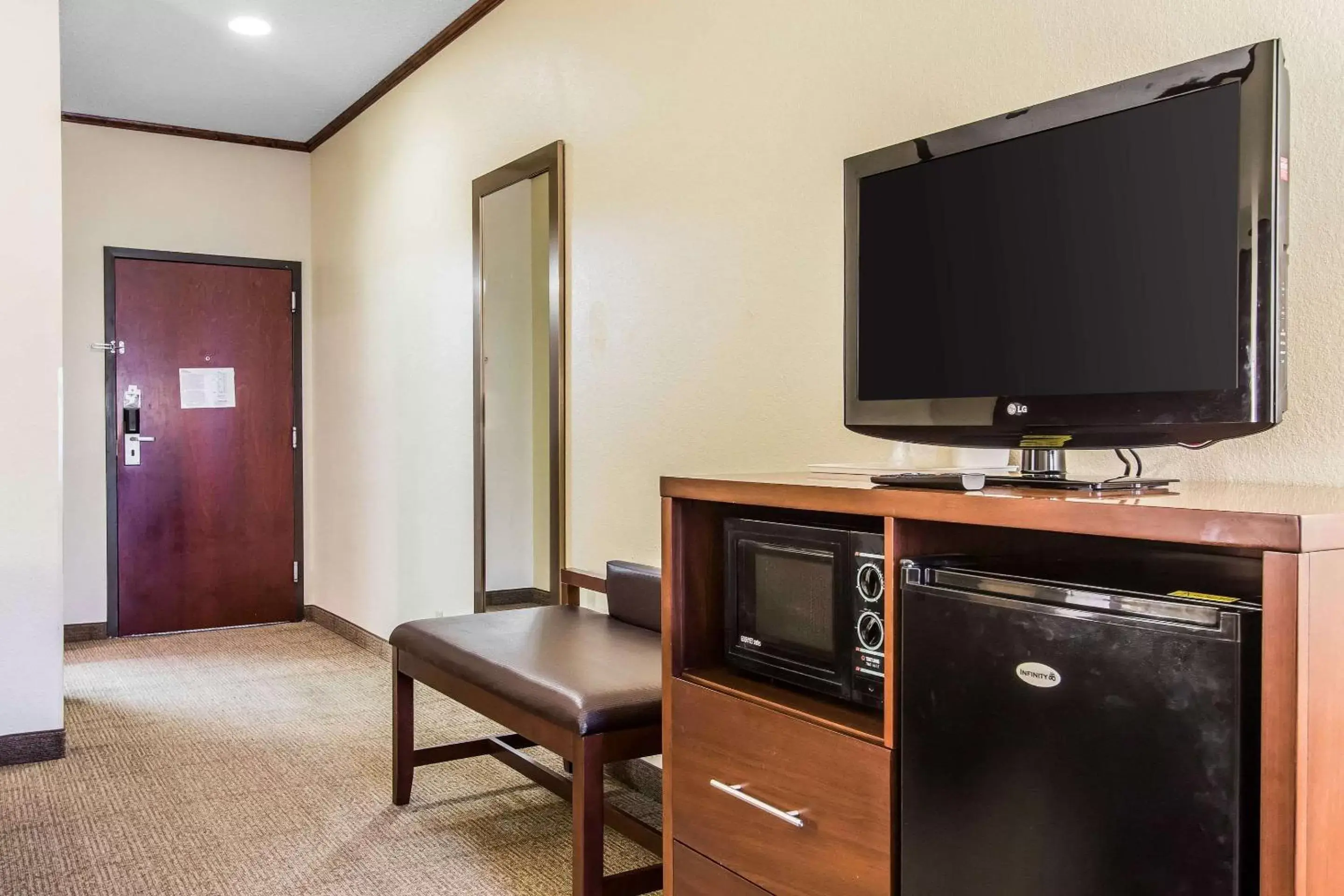 Photo of the whole room, TV/Entertainment Center in Comfort Inn & Suites Ardmore
