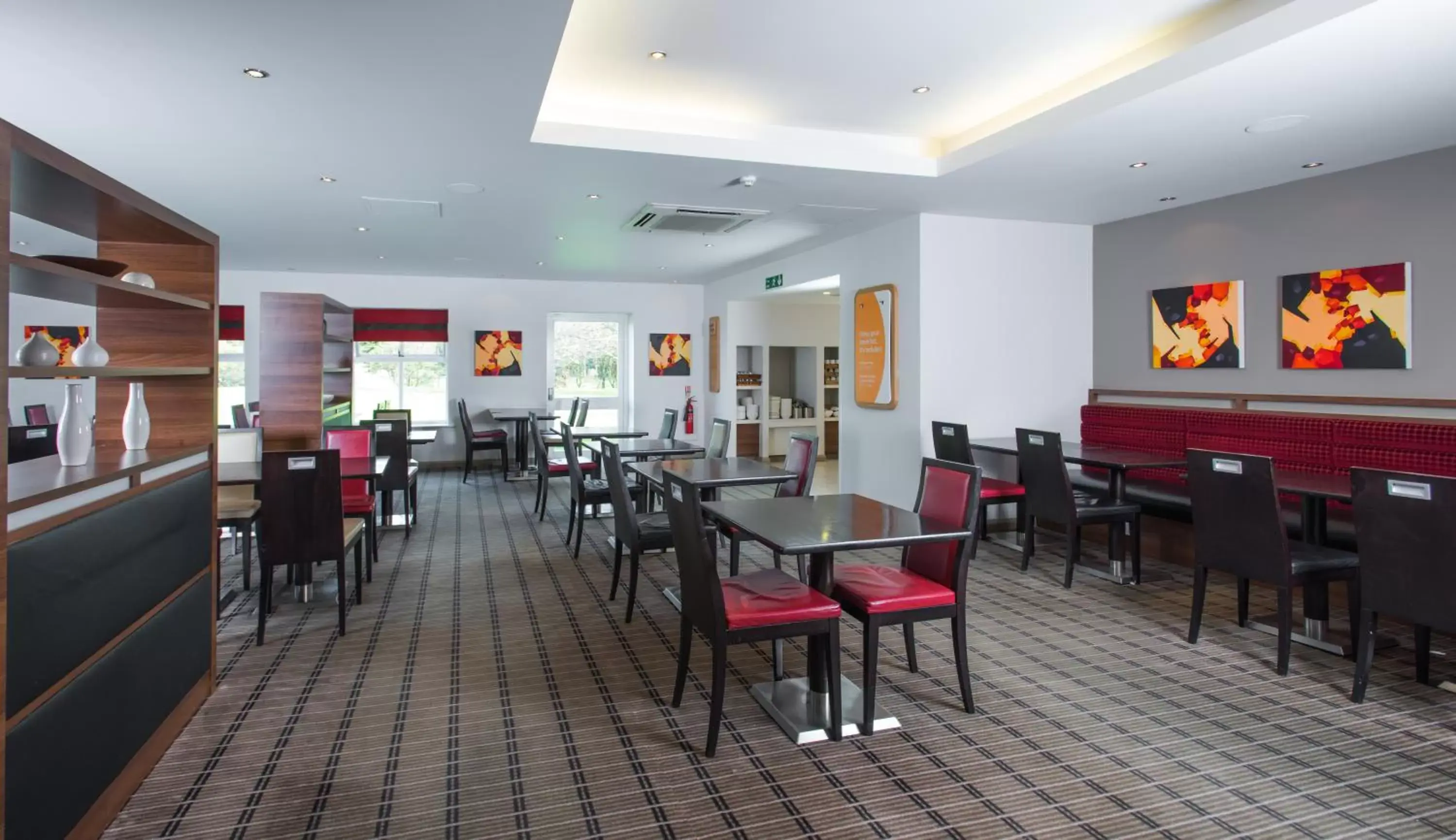 Restaurant/Places to Eat in Holiday Inn Express Warwick - Stratford-upon-Avon, an IHG Hotel