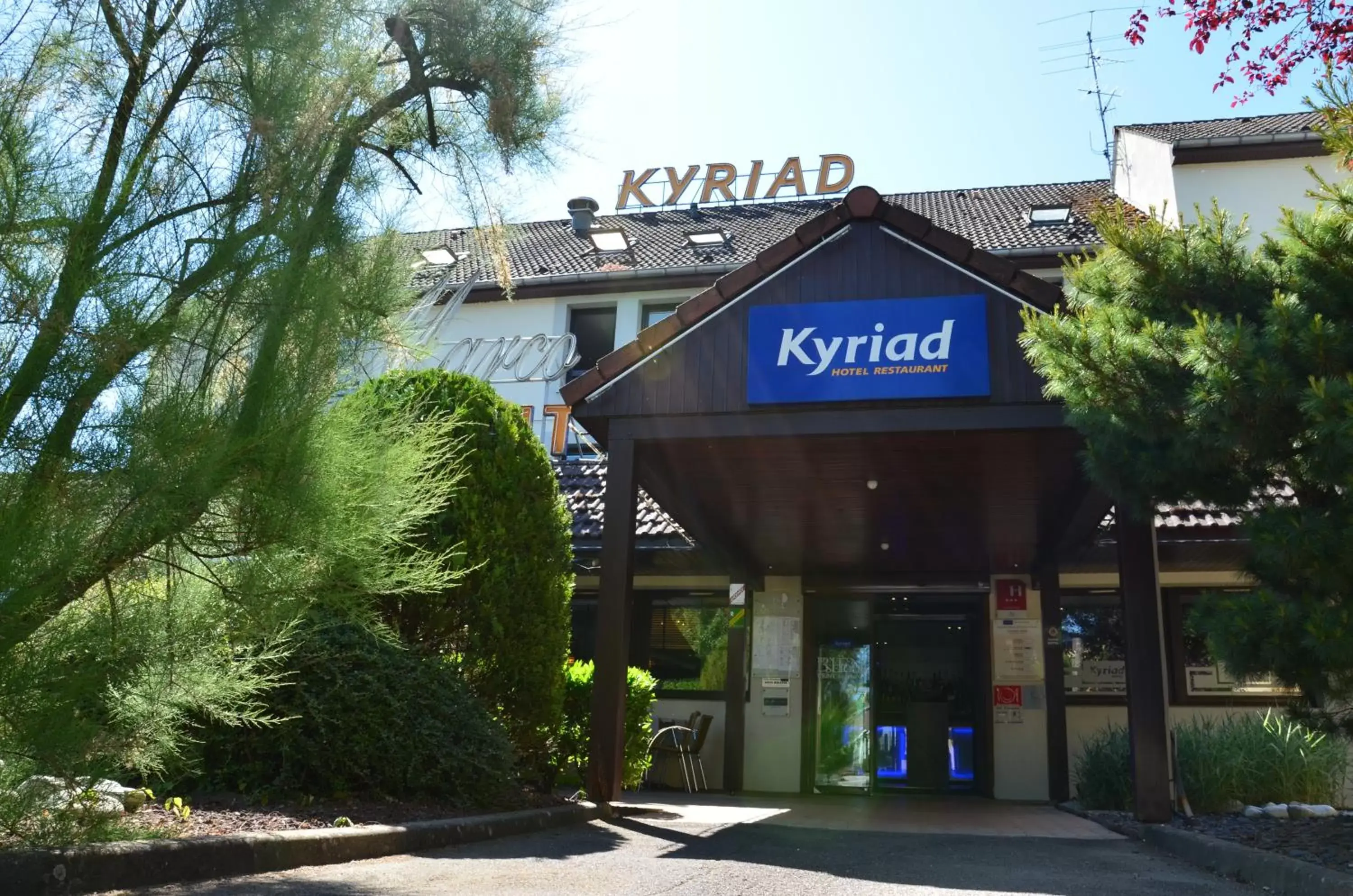 Facade/entrance, Property Building in Kyriad Dijon Est Mirande