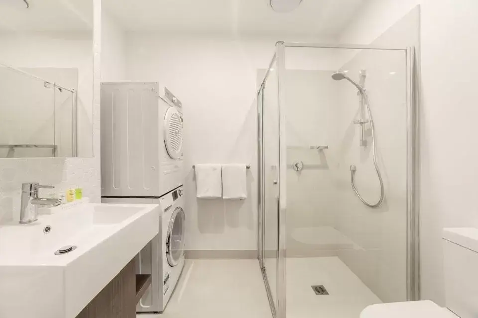 Bathroom in Whitehorse Apartments Hotel