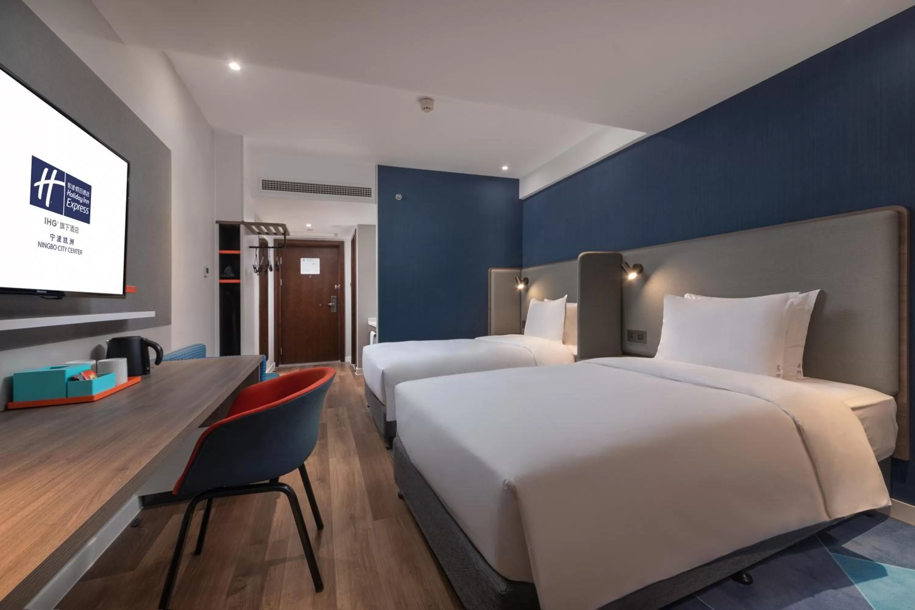 Photo of the whole room, Bed in Holiday Inn Express Ningbo City Center by IHG