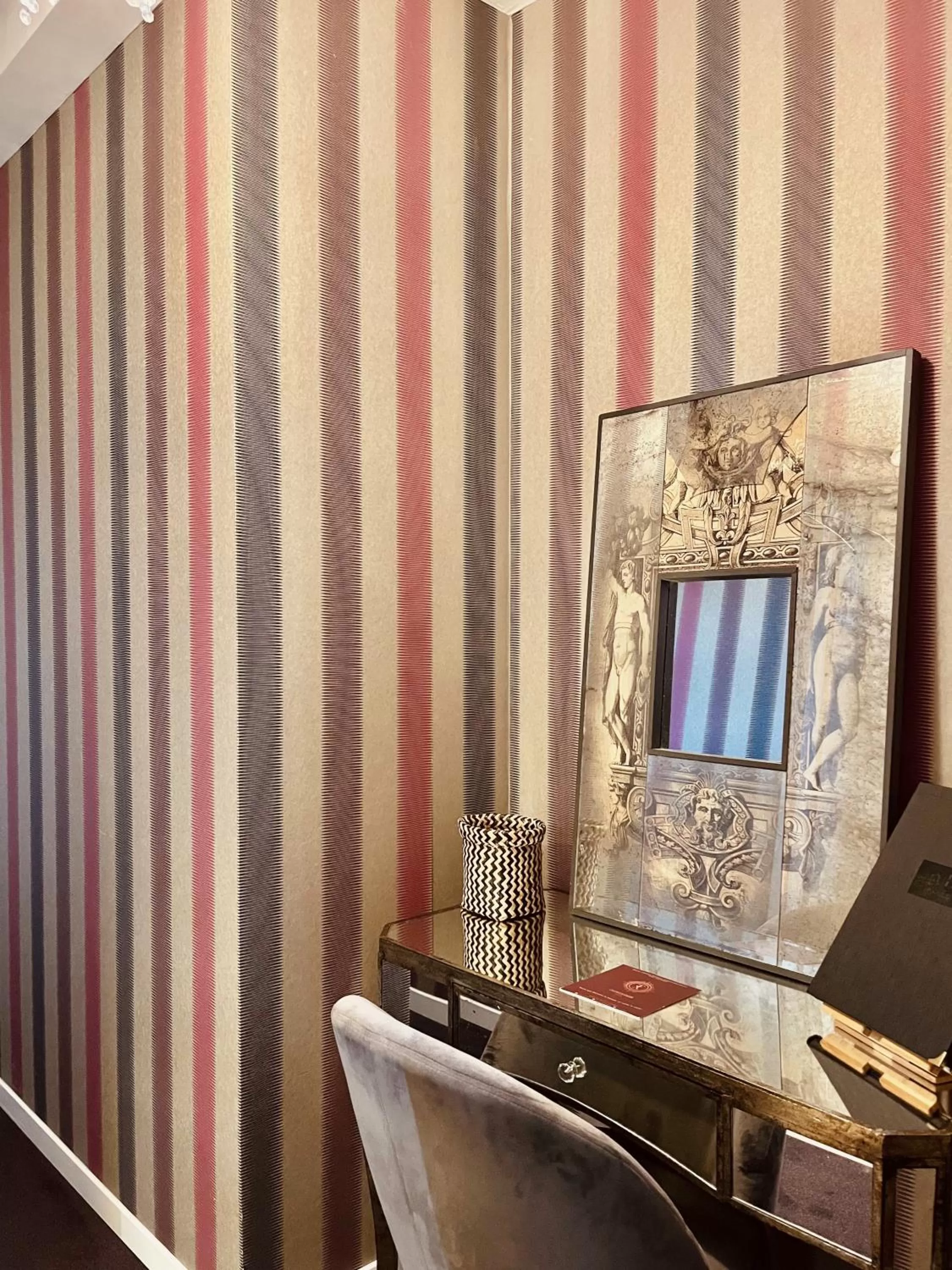 Decorative detail in Hôtel des Basses Pyrénées - Bayonne