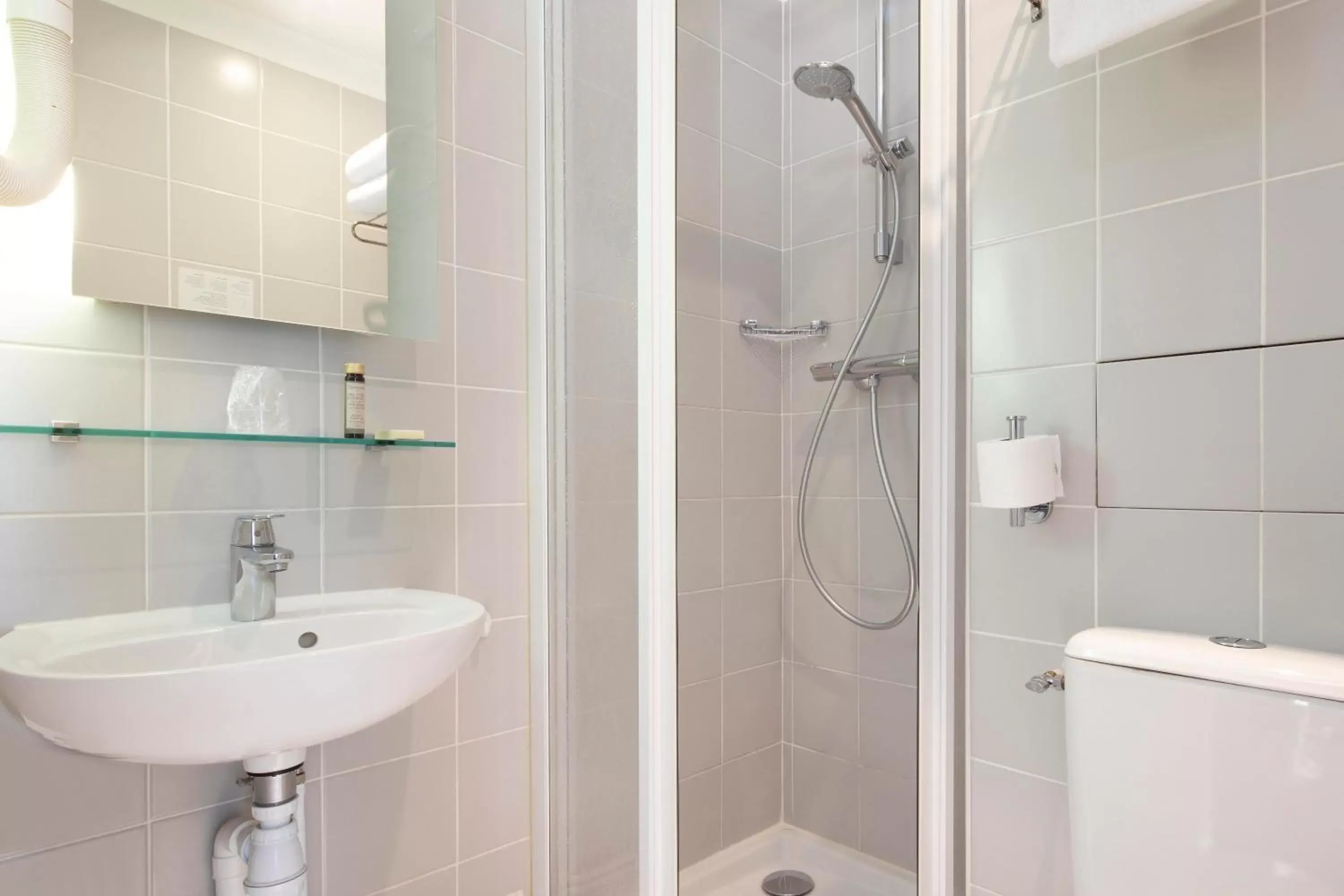 Shower, Bathroom in Hôtel des 3 Collèges