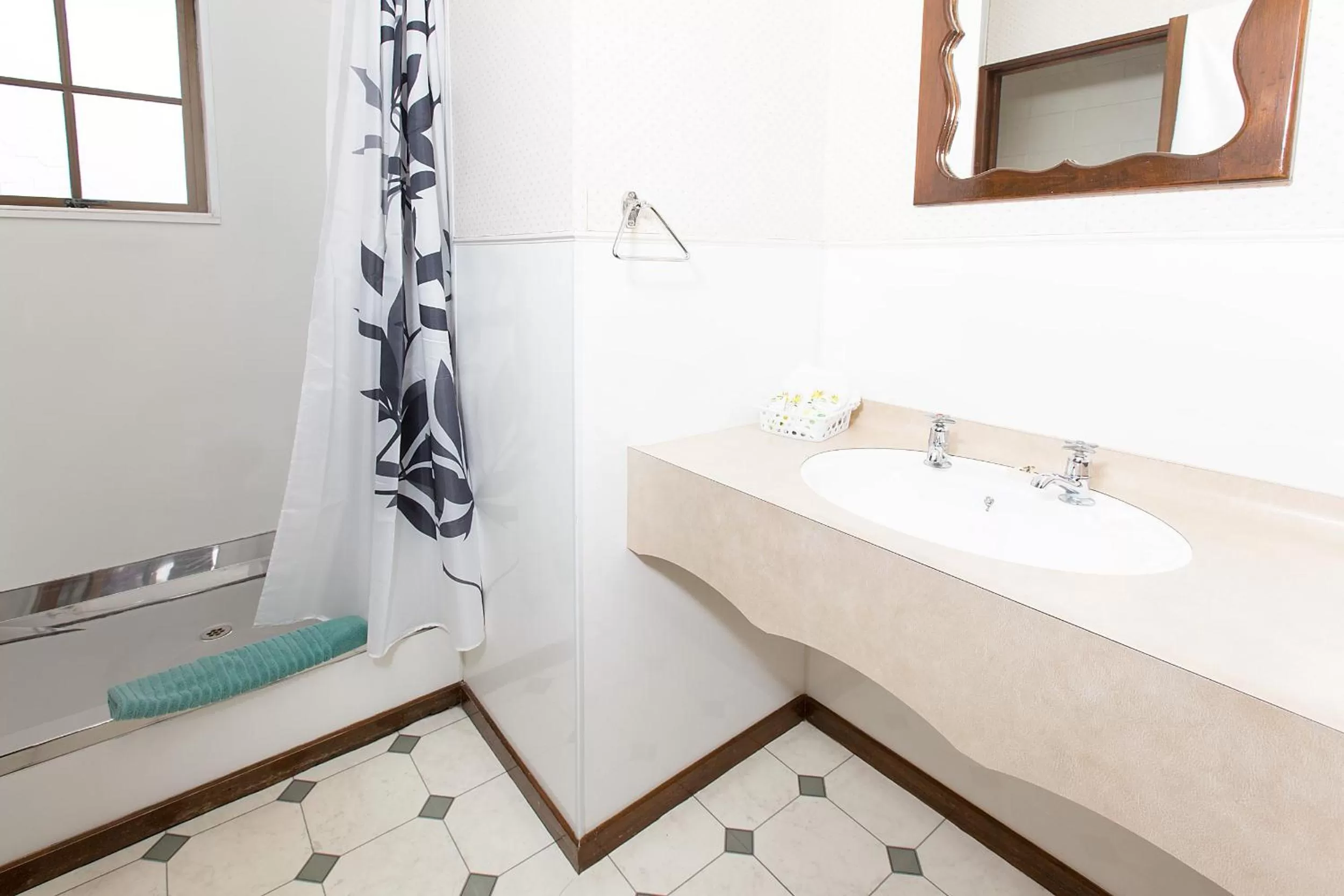 Bathroom in Stonehaven Motel