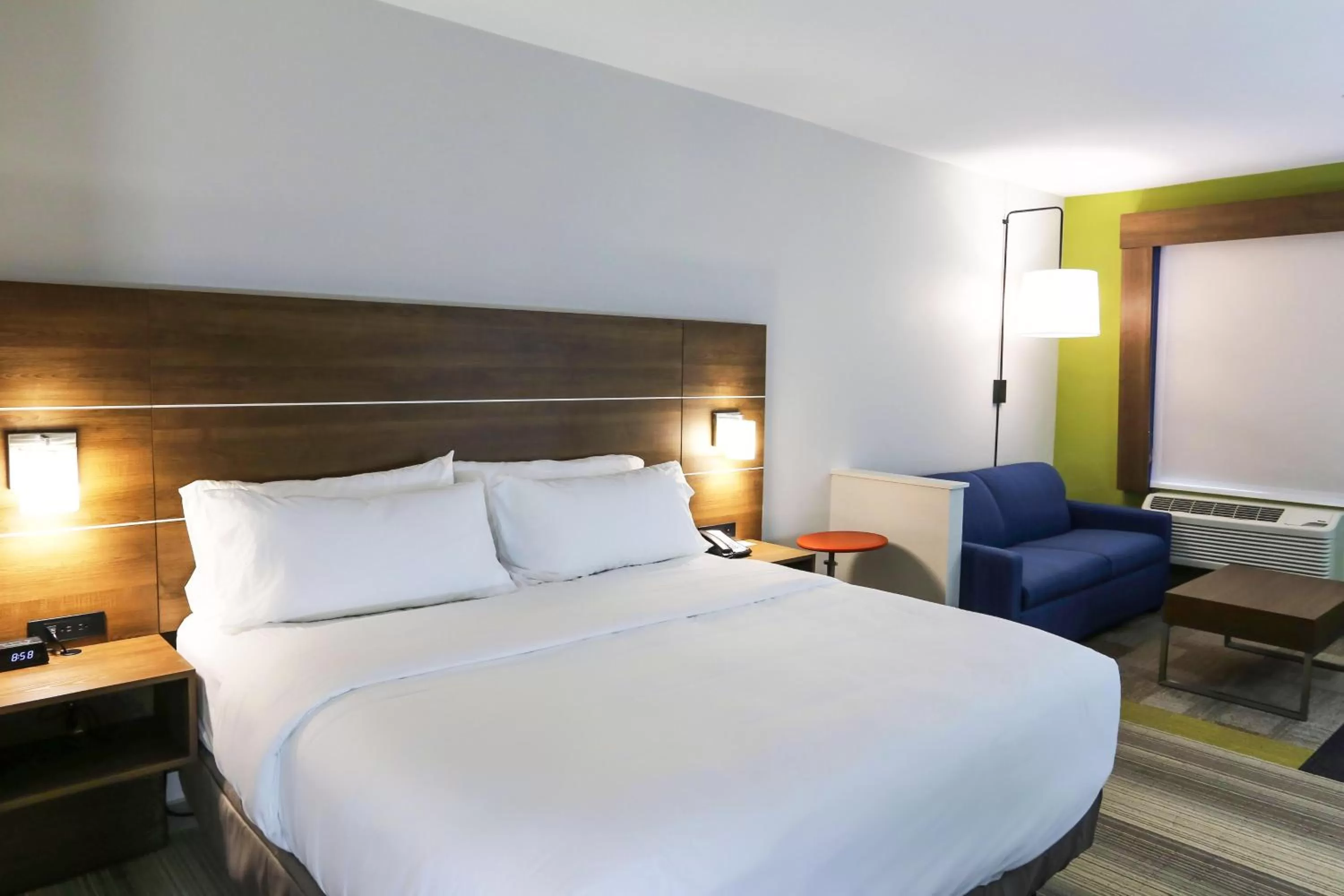 Photo of the whole room, Bed in Holiday Inn Express & Suites - Houston IAH - Beltway 8 by IHG