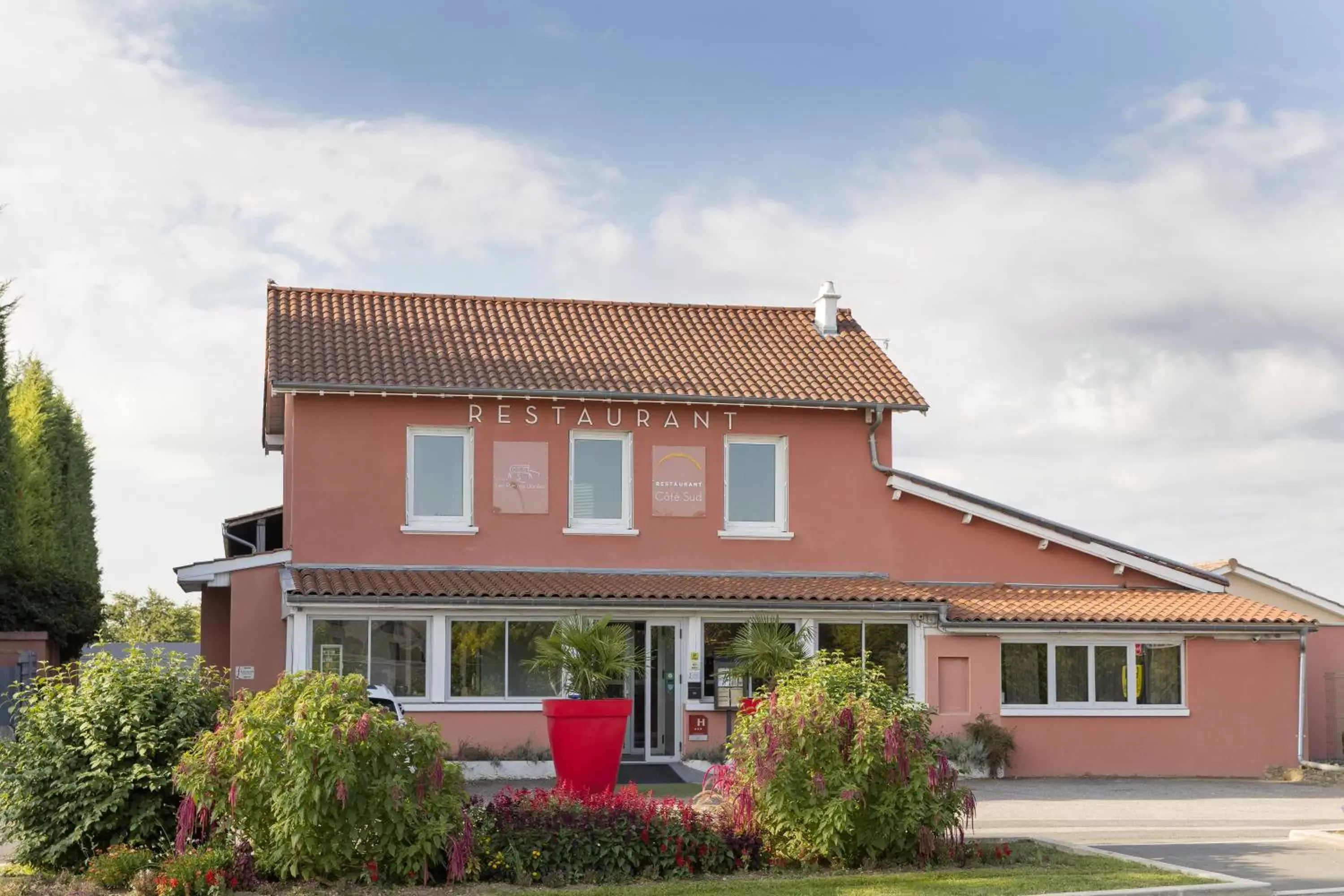 Property Building in Contact Hôtels Les Pierres Dorées