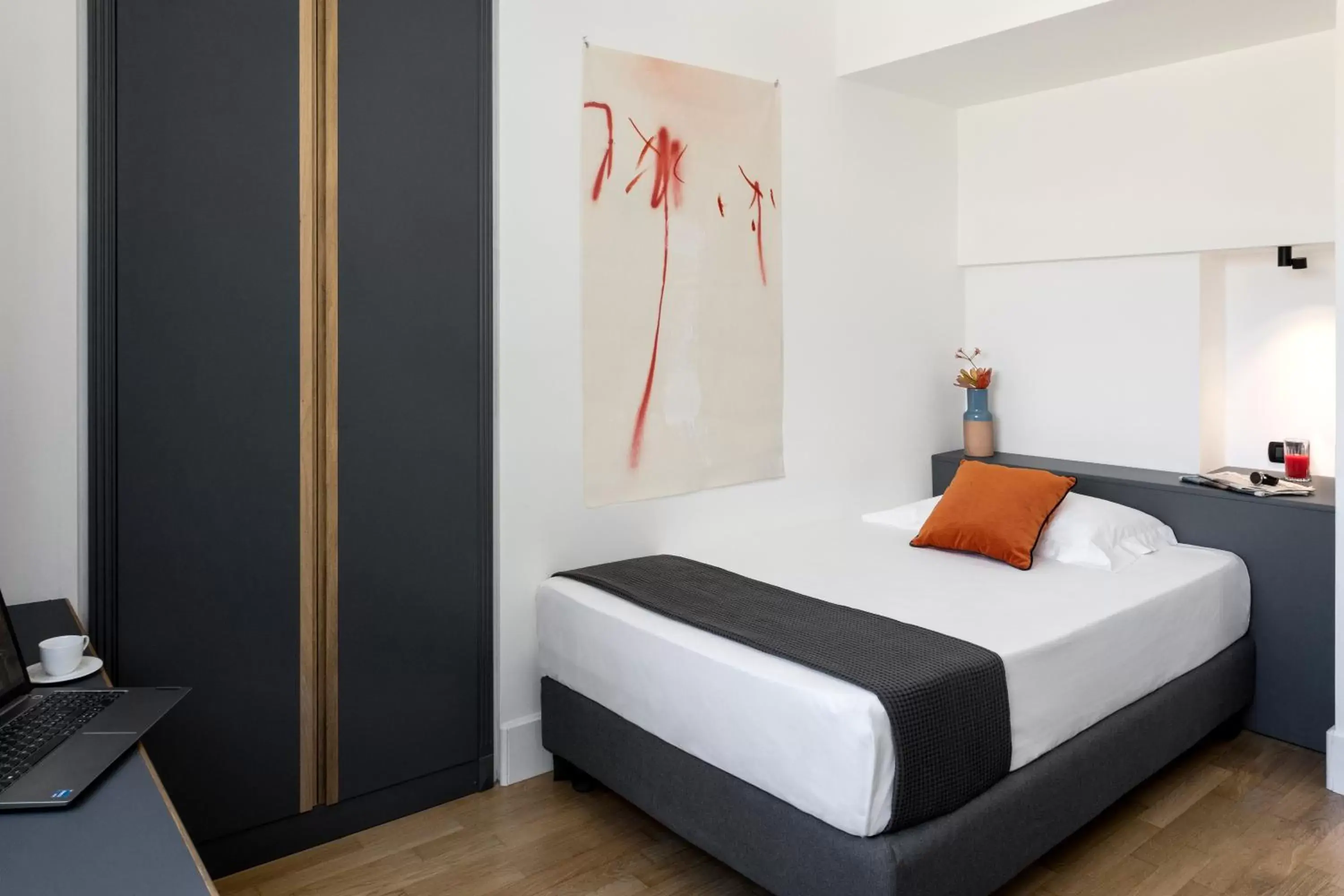Bedroom, Bed in Hotel Plaza Opéra