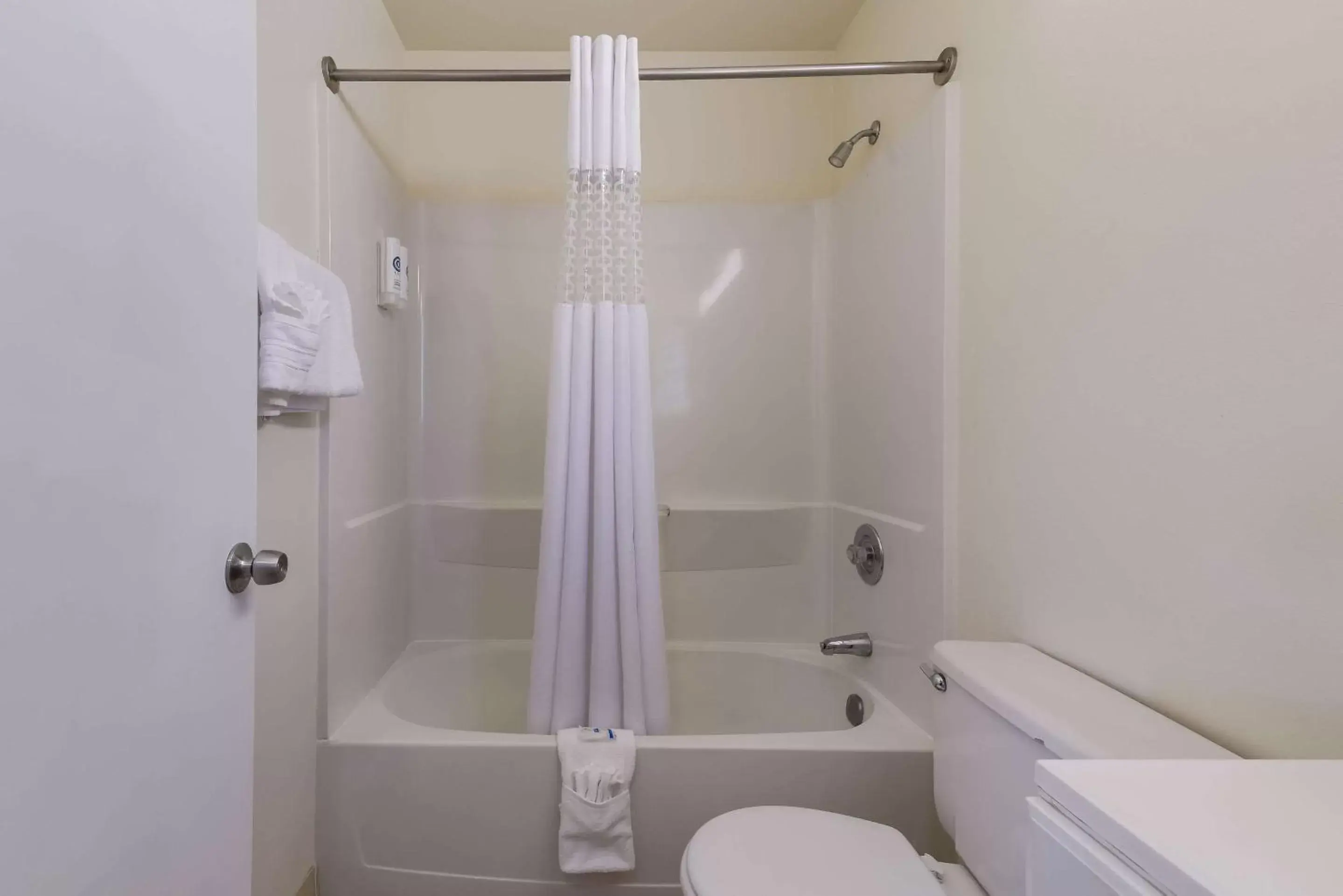 Bedroom, Bathroom in Rodeway Inn Livermore