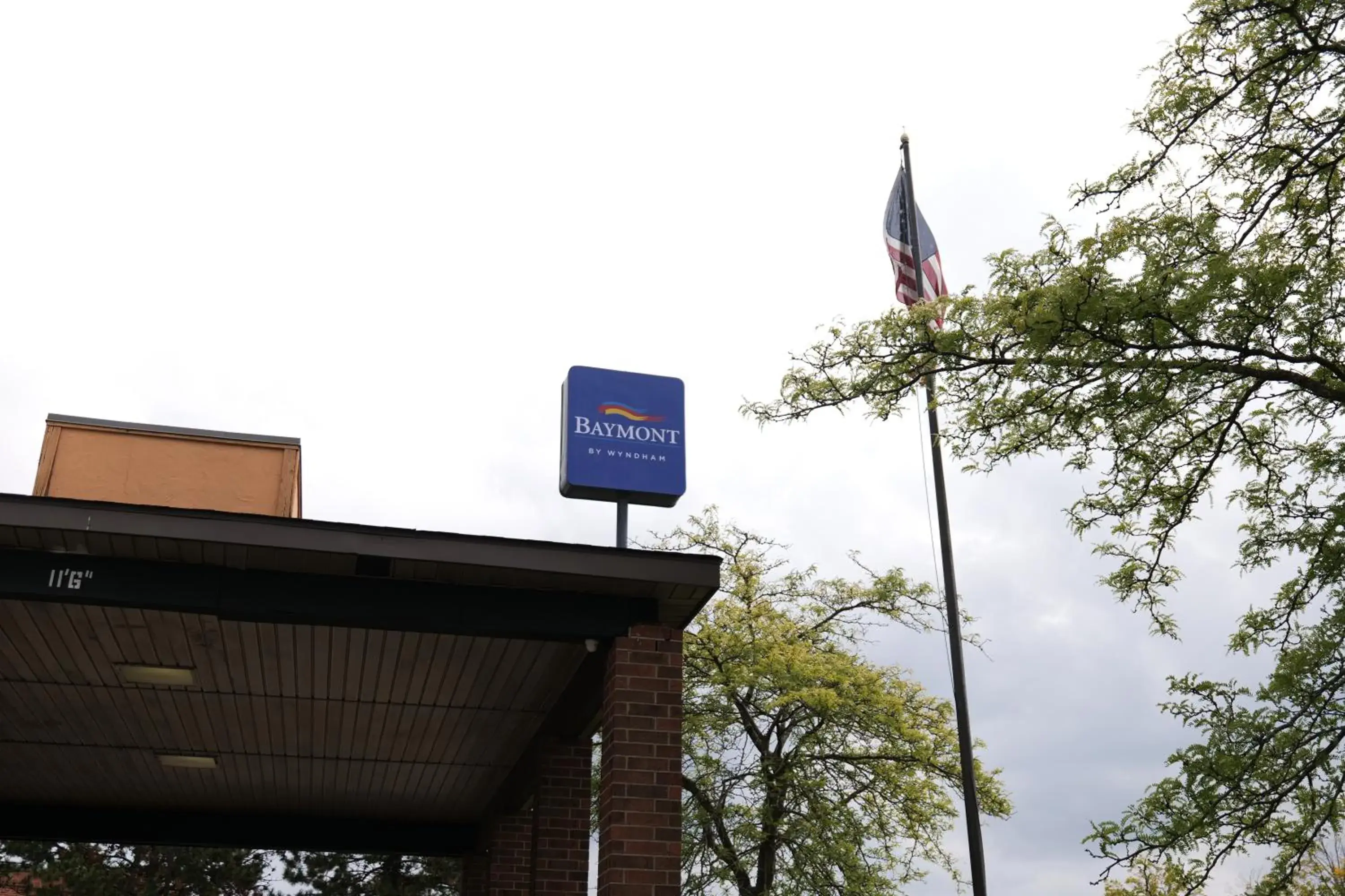 Property building in Baymont by Wyndham Flint Airport North